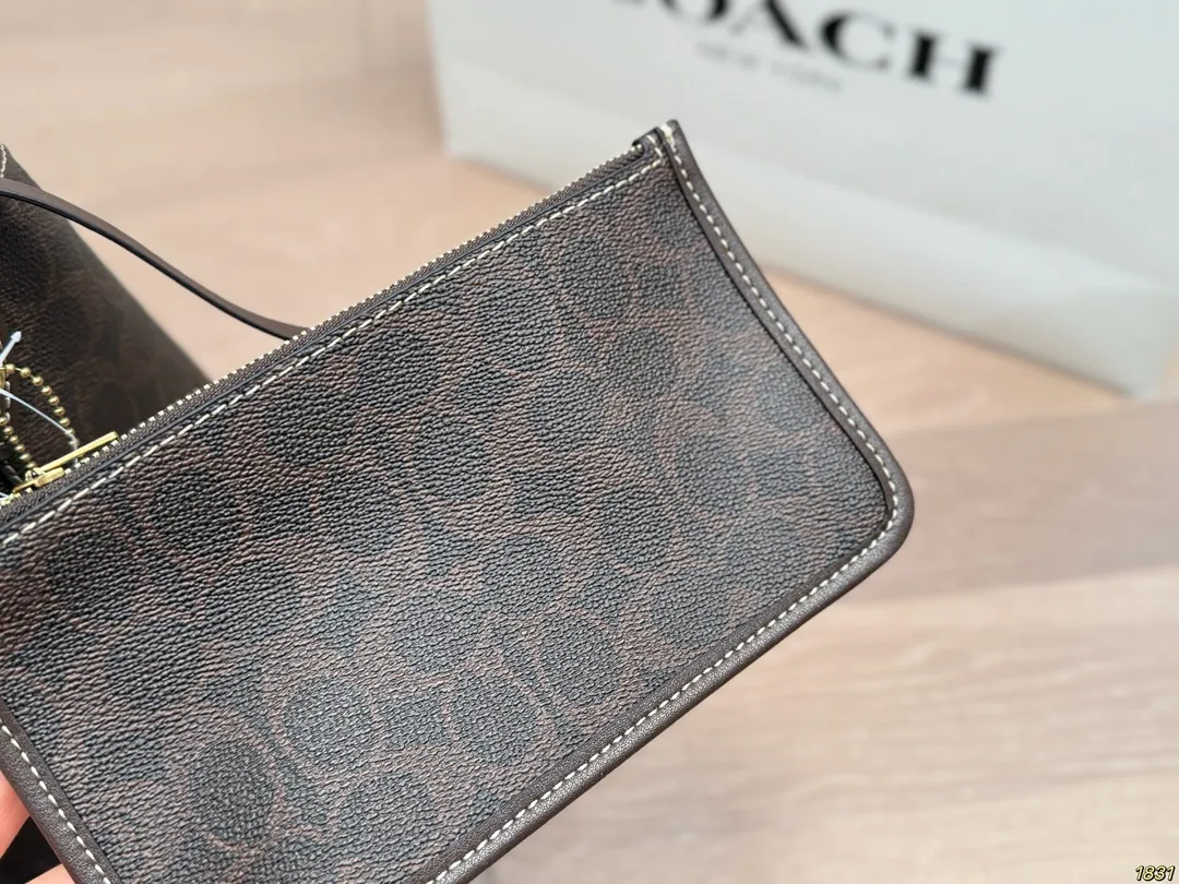 &yen;180/&yen;170飞机盒 蔻驰coach Bleecker新款水桶包托特包 质地柔软，手感舒适，使用时能够完美贴合身体，带来舒适体验。 搭配上具有很高的灵活性，轻松打造不同风格。具有一种复古不羁的风格， 与年轻人追求自由、独立的个性不谋而合。 尺寸27 28/20 22