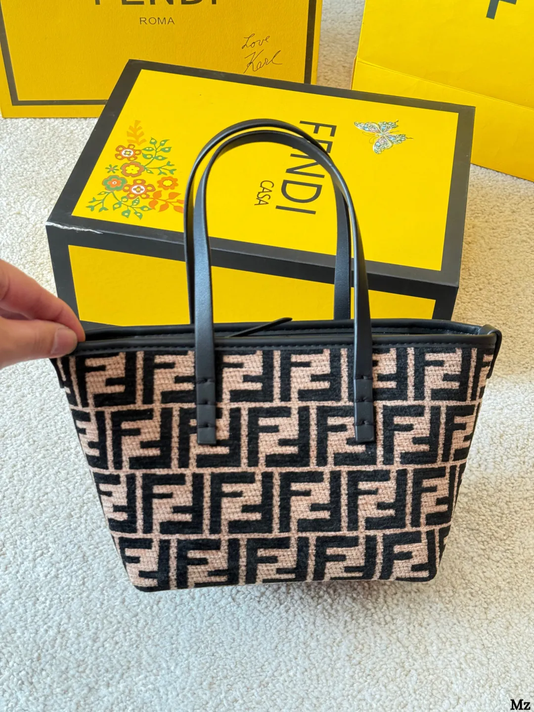 牛皮版本 p155 Fendi 老花Roll 迷你菜篮子 新款的老花 Roll迷你菜篮子,深咖色小牛皮配老花宇母 带点复古感的时尚,自带的小牛皮长肩带可以自由拆 卸,能斜挎也能手拎,容量也是杠杠的,可爱俏皮又实 用! 尺寸:18 13cm