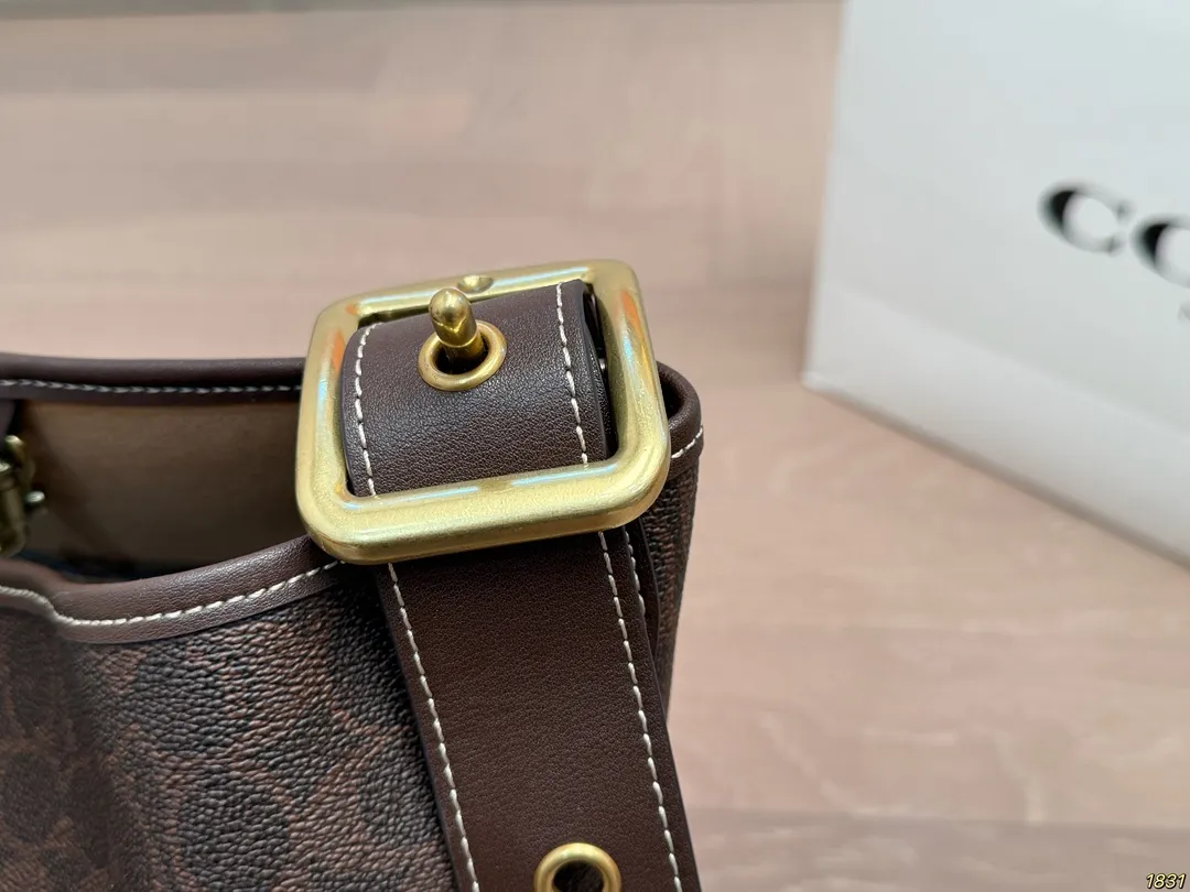 ¥180/¥170飞机盒 蔻驰coach Bleecker新款水桶包托特包 质地柔软,手感舒适,使用时能够完美贴合身体,带来舒适体验。 搭配上具有很高的灵活性,轻松打造不同风格。具有一种复古不羁的风格, 与年轻人追求自由、独立的个性不谋而合。 尺寸27 28/20 22