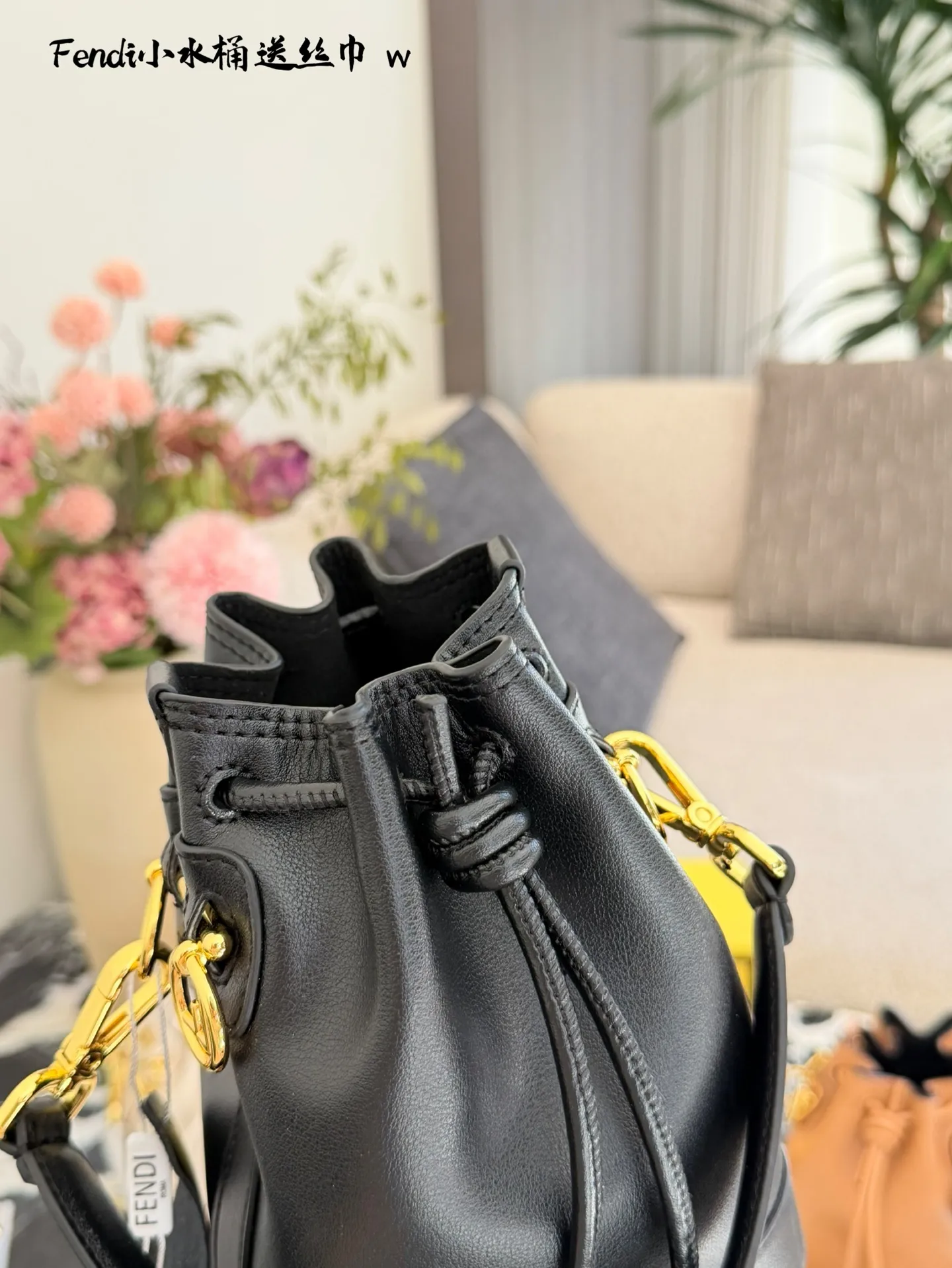 Fendi黑色小水桶包​​p170 🖤Fendi黑色小水桶包，选用优质牛皮，手感细腻耐用，搭配古金色金属配件，低调又奢华✨。抽绳开合设计，安全又方便，尺寸约15&times;20日常通勤或出行都很适合。肩带可调节，手提、单肩、斜挎随心切换，内部空间能装手机、化妆品等日常小物，实用又时髦💼。意大利制造，工艺精湛，是Fendi经典系列，时尚爱好者必入！配盒子丝巾