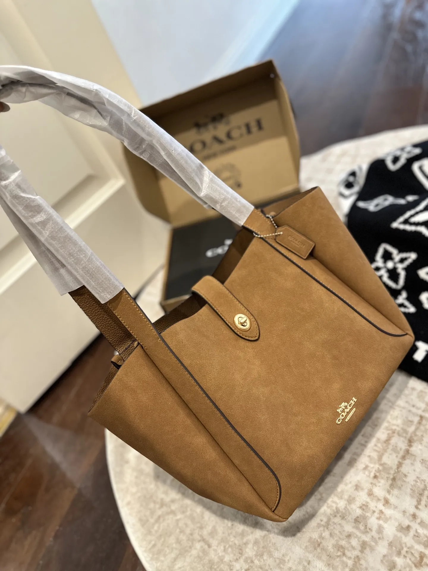 p160 全套包装 尺寸 28cm COACH新款NHadley美哭啦 COACH十月新款Hadley crossbody 可调节拼接肩带设计可腋下可斜挎 麂皮材质氛围感一整个电 真的不要太美