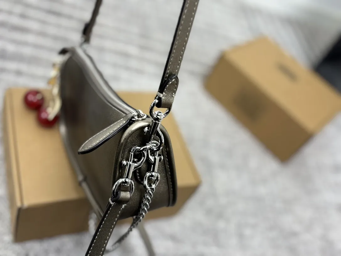 P165 配盒子COACH|蔻驰新品waverly bag24 蔻驰八月这款Waverly手袋适于日常使用的简约设计, 灵感源自品牌故乡纽约的随性精致格调。 采用具有精美纹理和柔软质感的天然粒面皮革制作,配有一个方便的搭扣袋以及一个可存放手机、钱包等随身物品的开放式内袋。 全面百搭的顶部手柄设计提供了三条可替换肩带,可通过皮革肩带或优雅链带实现斜挎和肩背哟。 尺寸23 12