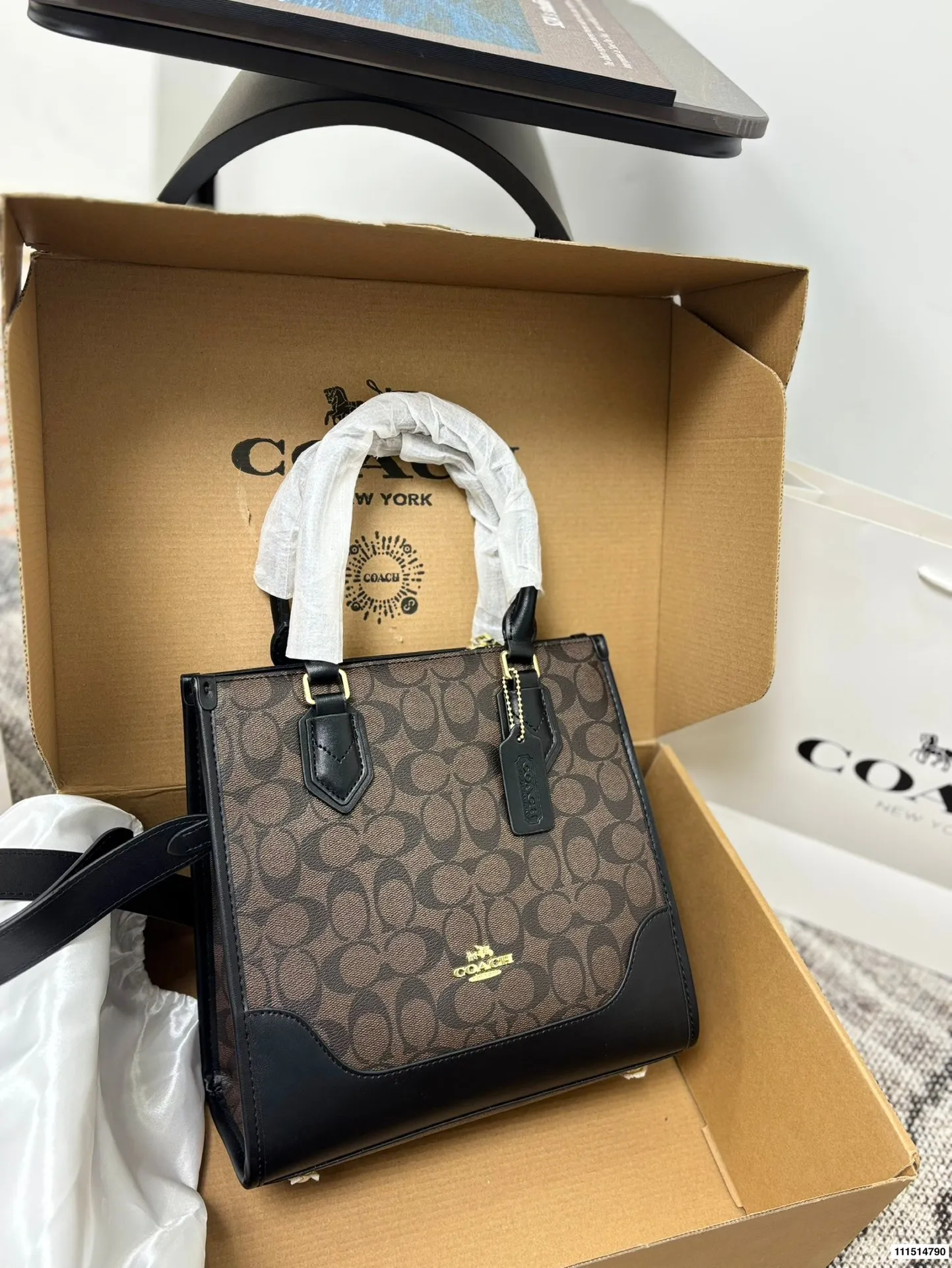 P190配飞机盒⚠️尺寸26.5*25 COACH 蔻驰 拼皮托特包 经典老花PVC帆布+牛皮拼接,耐用易清洁又时髦。 容量超大,手机、化妆品、iad都能轻松装下!可拆卸肩带,手提、单肩、斜挎随心切换,通勤休闲都很百搭~拼色设计简约又有亮点,秋冬穿搭必备