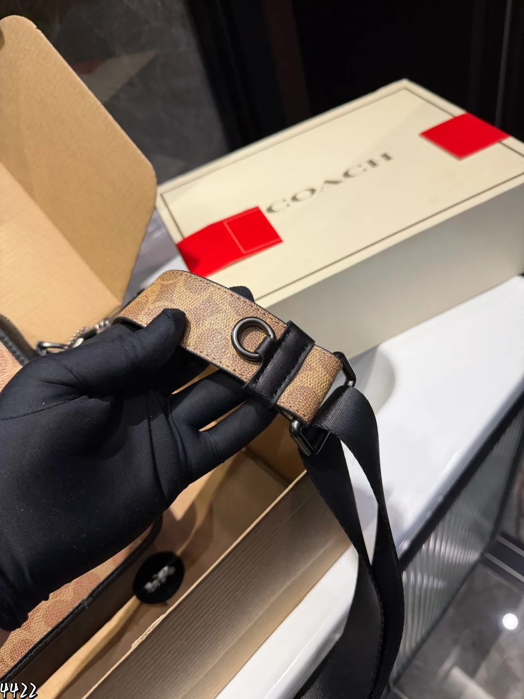 ❤️p200(礼盒包装)❤️ Coach蔻驰新品 手机包新配色 绝绝子了 蔻驰九月新品首发小手机包包 男生男士小包Track手机包斜挎包背上就是那纯纯帅气男孩 尺寸:16*6*21cm