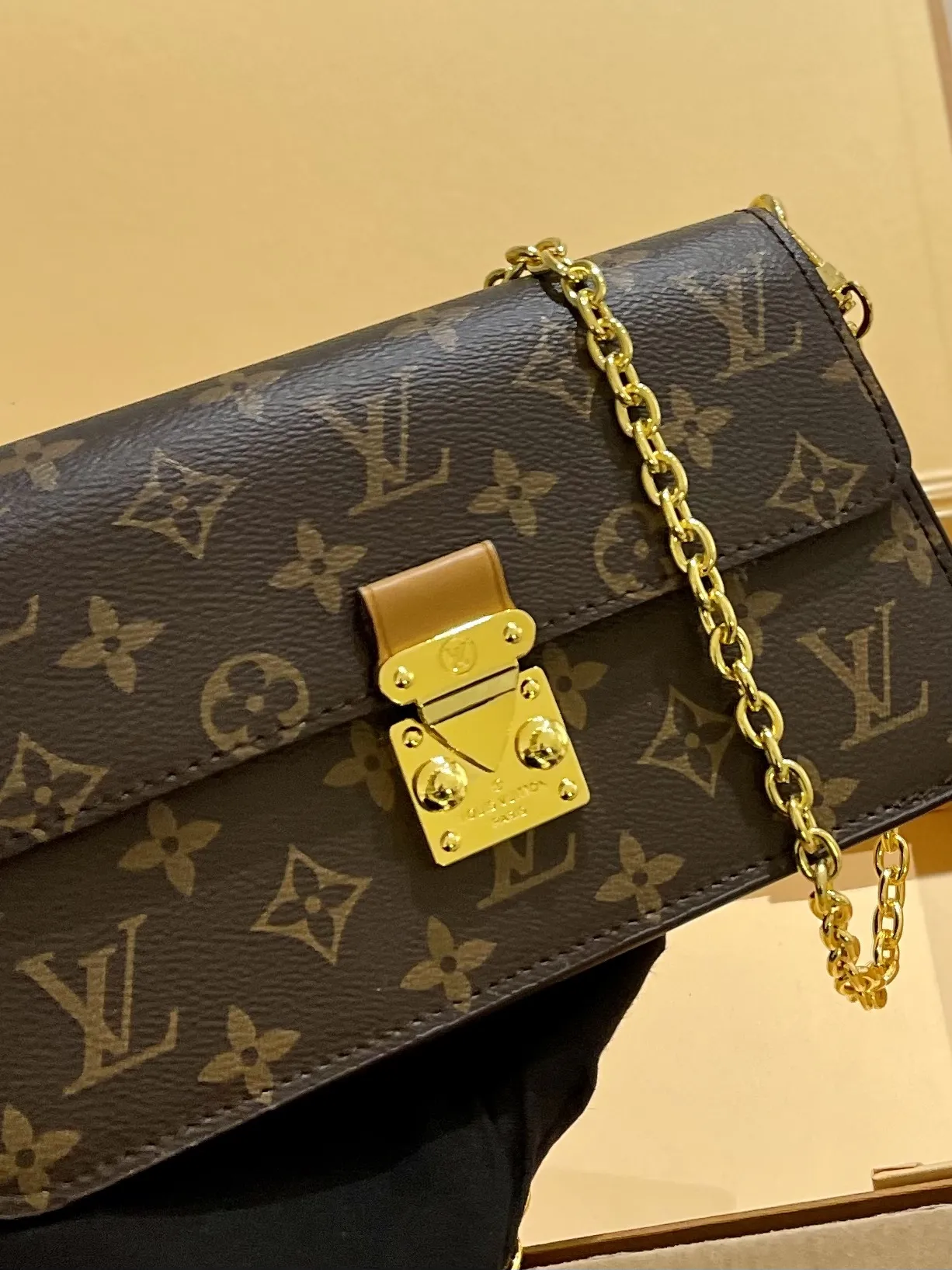 🐆p135 折叠礼盒 Lv Wallet On Chain Metis 梅蒂斯钱包链上是由颗粒蒙太尼皮革, 这是压花路易威登的签名单图图案。这个时尚的包有, 个梯形的形状和一 - 个前辦是固定S锁扣,参照众议院的 历史干线。它的特点是一个可移动的链交叉体磨损。 22x15x5.5cm