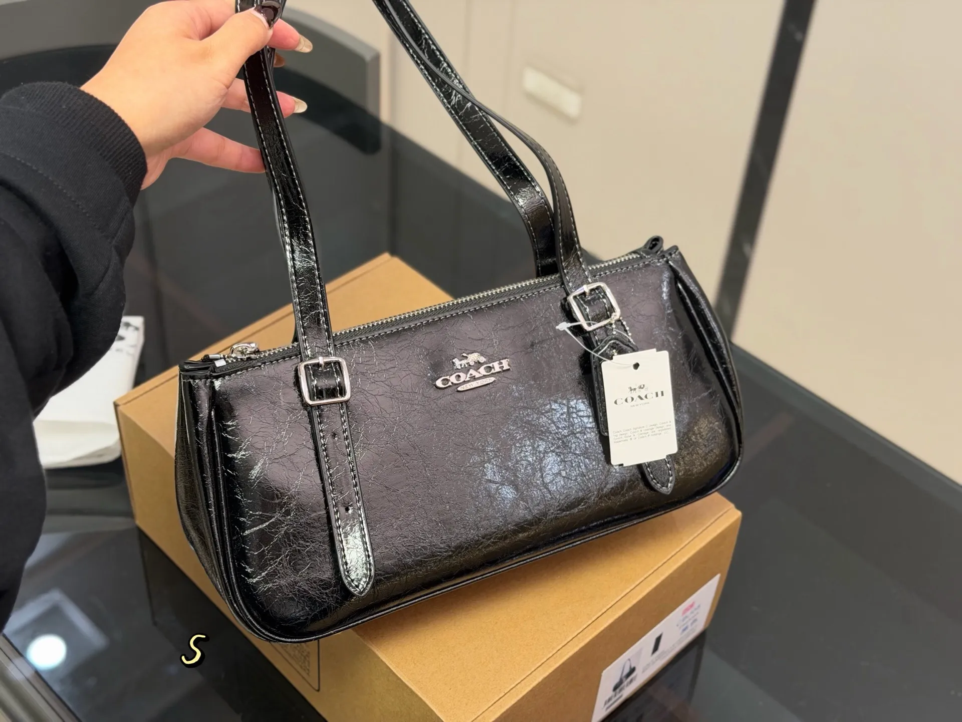 &yen;165 配盒 蔻驰新品asher太好看了 新品又又又又戳到我了！ 油蜡皮光泽度好有质感重点是真的很轻！！！ 酷酷的包包 真的太太太太好看啦 尺寸:30.14cm