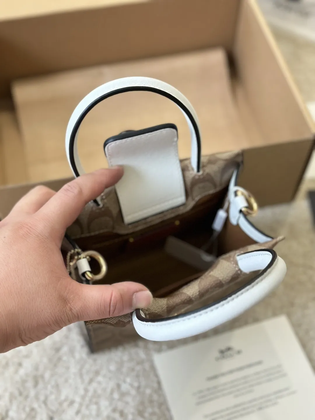 复刻版 牛皮 p160 COACH |琴谱包 Minically Minically 真的是好看又平价的琴谱包！妥妥的 Celine 平替 有多火也不想再多过赘述 这个最经典的卡其logo居然很少人po图！!！ 颜值真的很高呀 感觉这个颜色会比深色来说，各个季节都适合，又抗造又百搭 手提，斜背都挺好看的，容量也是可以放下手机，钱包 充电宝的 Q蔻驰 COACH 蔻驰女包 CALLY系列 单肩包手拎包斜挎包 尺寸16.5 17cm