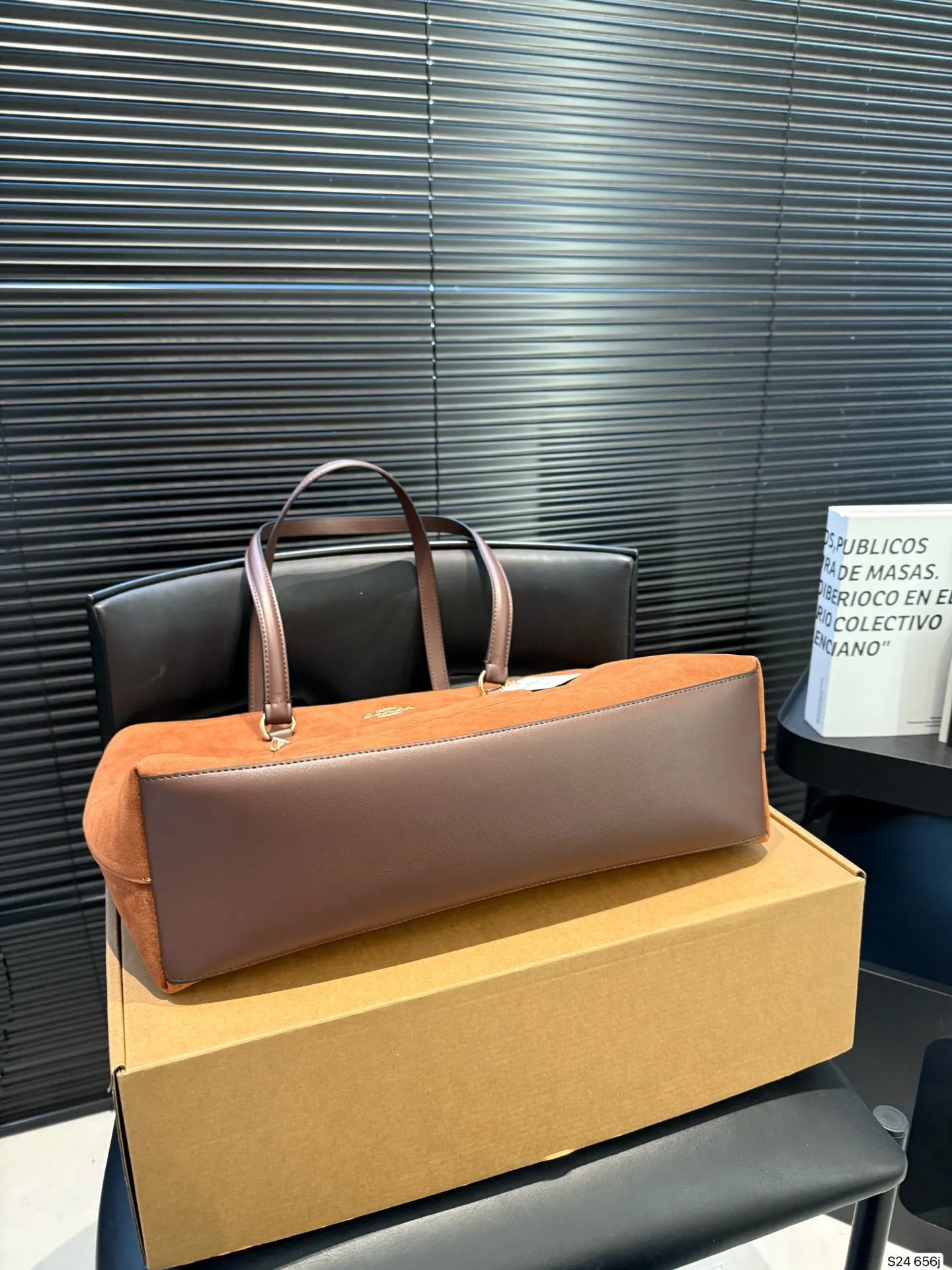 P170 配飞机盒 COACH蔻驰︳秋冬季节的Station 托特包 经典标志老花C Logo STATION 托特包 内置拉链袋／手机袋／多功能袋 顶部拉链开合，织物衬里 尺寸36 27 货号656