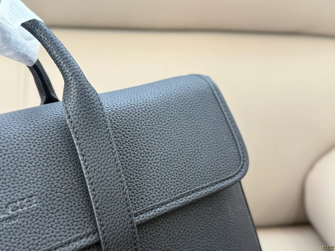 &yen;315 COACH蔻驰新款系列公文包💕 超薄轻便小巧，男女皆可 可以放下13寸以下的电脑 肩带可拆卸 手提肩背都🉑 超级实用 出门办公也是酷Boy 尺寸39 27