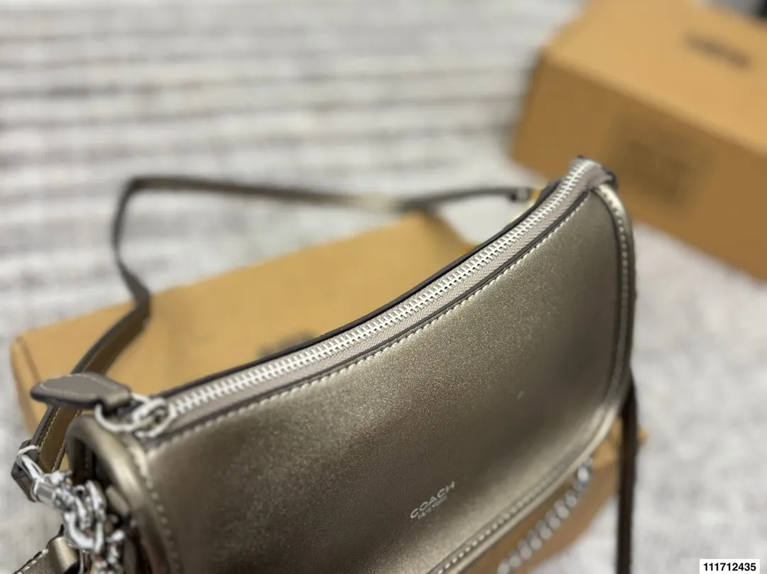 P165 配盒子COACH｜蔻驰新品waverly bag24 蔻驰八月这款Waverly手袋适于日常使用的简约设计， 灵感源自品牌故乡纽约的随性精致格调。 采用具有精美纹理和柔软质感的天然粒面皮革制作，配有一个方便的搭扣袋以及一个可存放手机、钱包等随身物品的开放式内袋。 全面百搭的顶部手柄设计提供了三条可替换肩带，可通过皮革肩带或优雅链带实现斜挎和肩背哟。 尺寸23 12