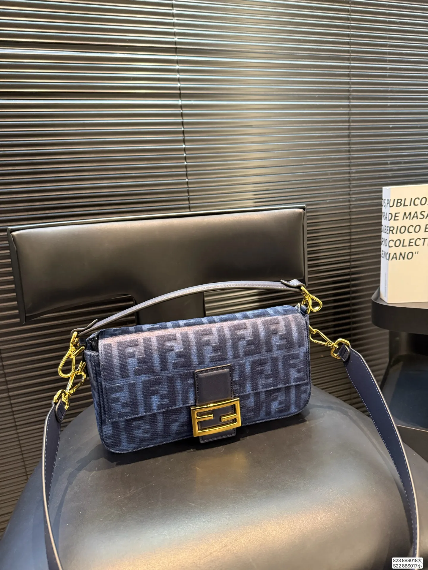 大号P165 小号P160 芬迪腋下包复古气息满满，小巧精致不会有邋遢感，各种材质任你挑选，好看时髦同时又拥有着实用的超大内容量，绝对是冬天出门的包包第一选择！尺寸：大26 14 小20 11货号大8BS018 小8BS017