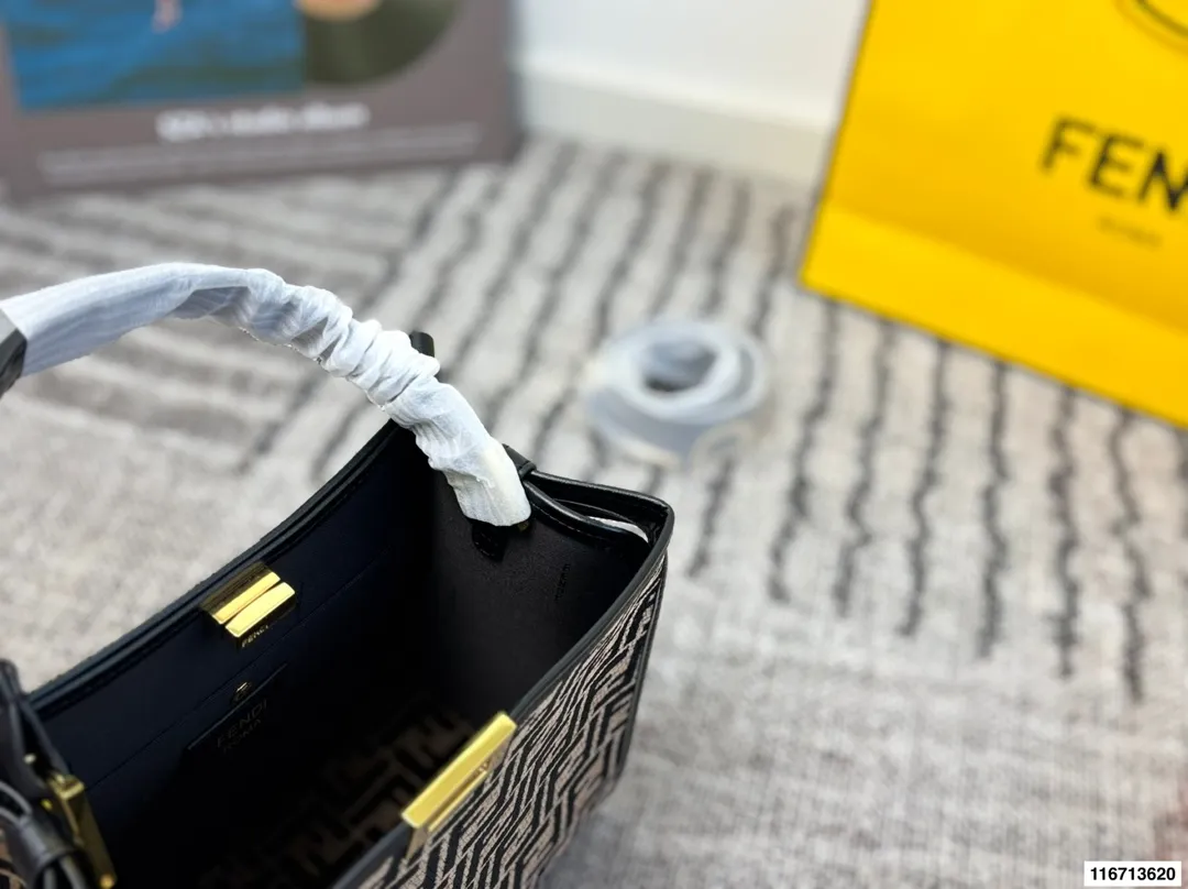 P180 芬迪手袋 明暗错落,时光流转。由KimJones打造的FENDI 重温Fendi家族的往昔回忆,演绎刚柔并蓄的时装巧思。FENDI芬迪 秋冬穿搭 尺寸29.26