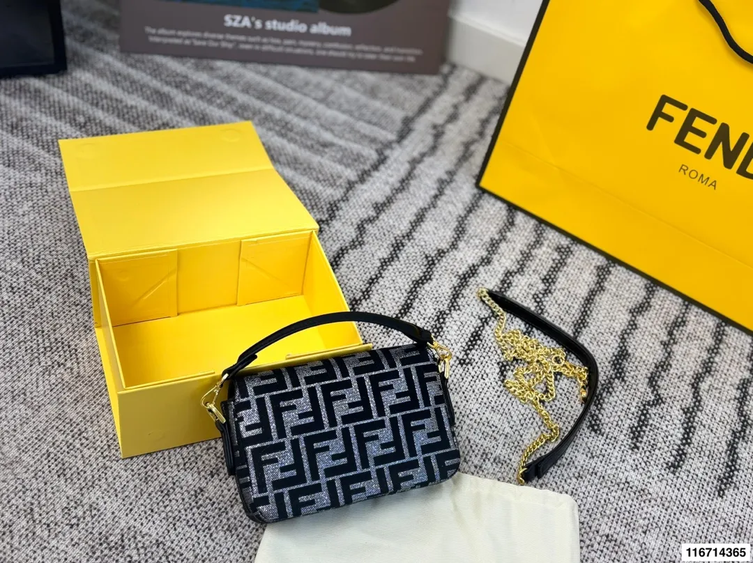 p155 配折叠盒子 芬迪麻将包腋下包复古气息满满,小巧精致不会有邋遢感,各种材质任你挑选,好看时髦同时又拥有着实用的超大内容量,绝对是冬天出门的包包第一选择!尺寸:17 13