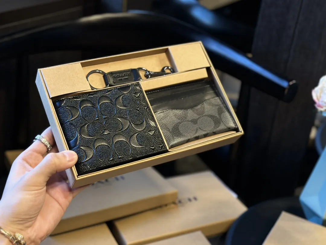 福利🐆p70 礼盒包装 Coach 高级男士钱包超级礼盒 钱夹+卡包+钥匙扣 男士钱包我一直喜欢的就是 Coach，因为它的辨识度高而且做工值得信任。而且设计简约，真皮抗磨耐用，送朋友、男友 首选