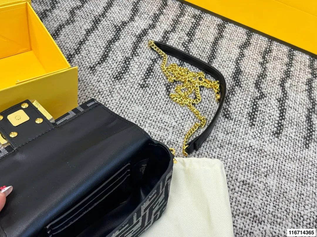 p155 配折叠盒子 芬迪麻将包腋下包复古气息满满，小巧精致不会有邋遢感，各种材质任你挑选，好看时髦同时又拥有着实用的超大内容量，绝对是冬天出门的包包第一选择！尺寸：17 13