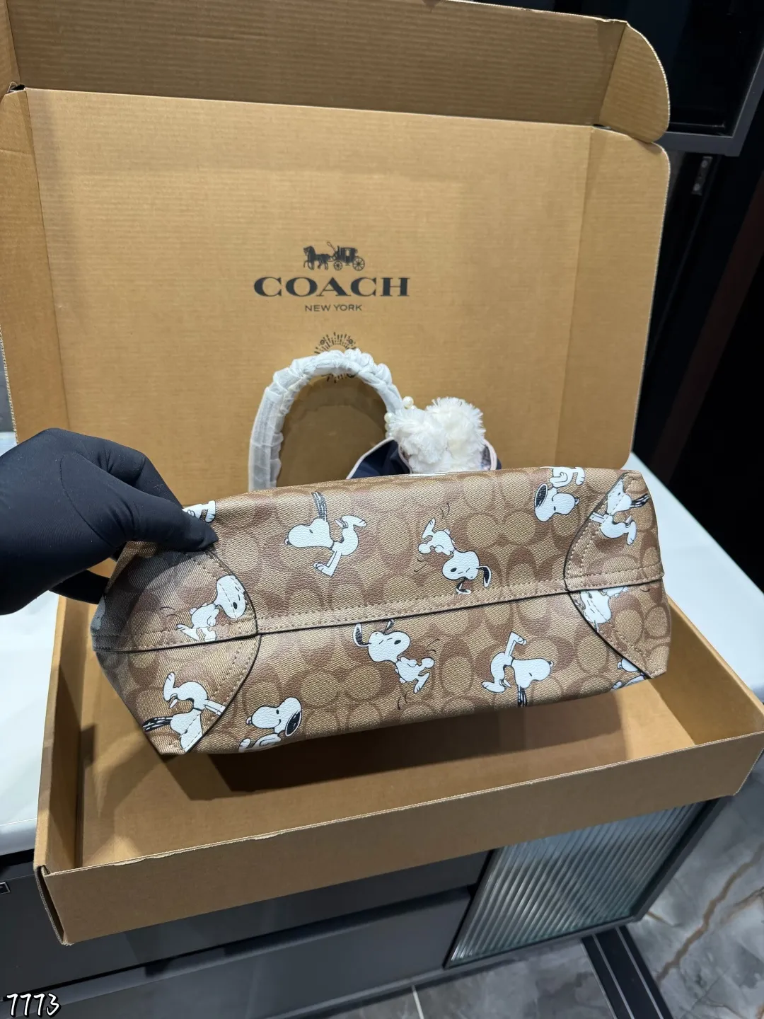 ❤️p175（礼盒包装）❤️ Coach 经典city托特包经典logo购物袋tote包大爆款 分分钟断货！正反两面都好看！毫无违和感！size: 45.28