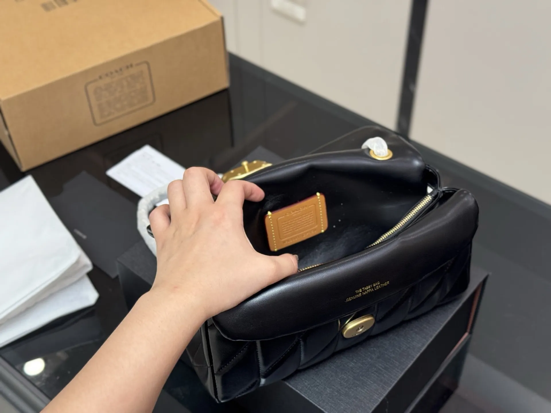 &yen;200 配折叠盒飞机盒 👏🏿 size：25*15cm 百搭神器&mdash;tabby 蔻驰 酒神新品 Quilted Tabby25 链条版Tabby 这你能忍住?? 满满的小细节&hellip;