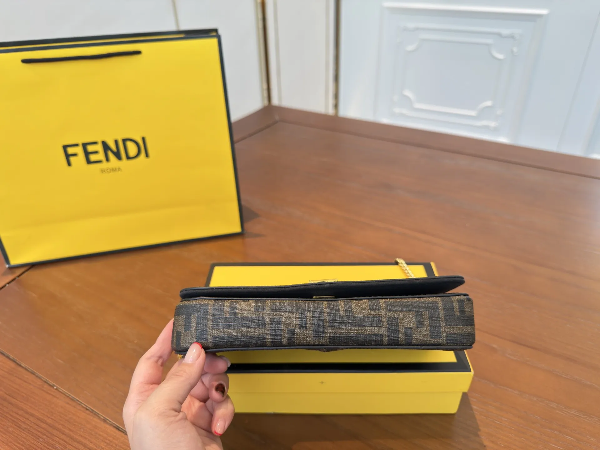 （配礼盒⚠️）p150 Fendi芬迪链条包 到手很惊艳的一款。兼具时髦和实用性 包身硬挺，装很多东西也不会像法棍- -样变形自带拉链，也没有丢东西的烦恼 小众款价位也很合适， 喜欢芬迪FENDI的姐妹不妨看看这款 尺寸：21 12