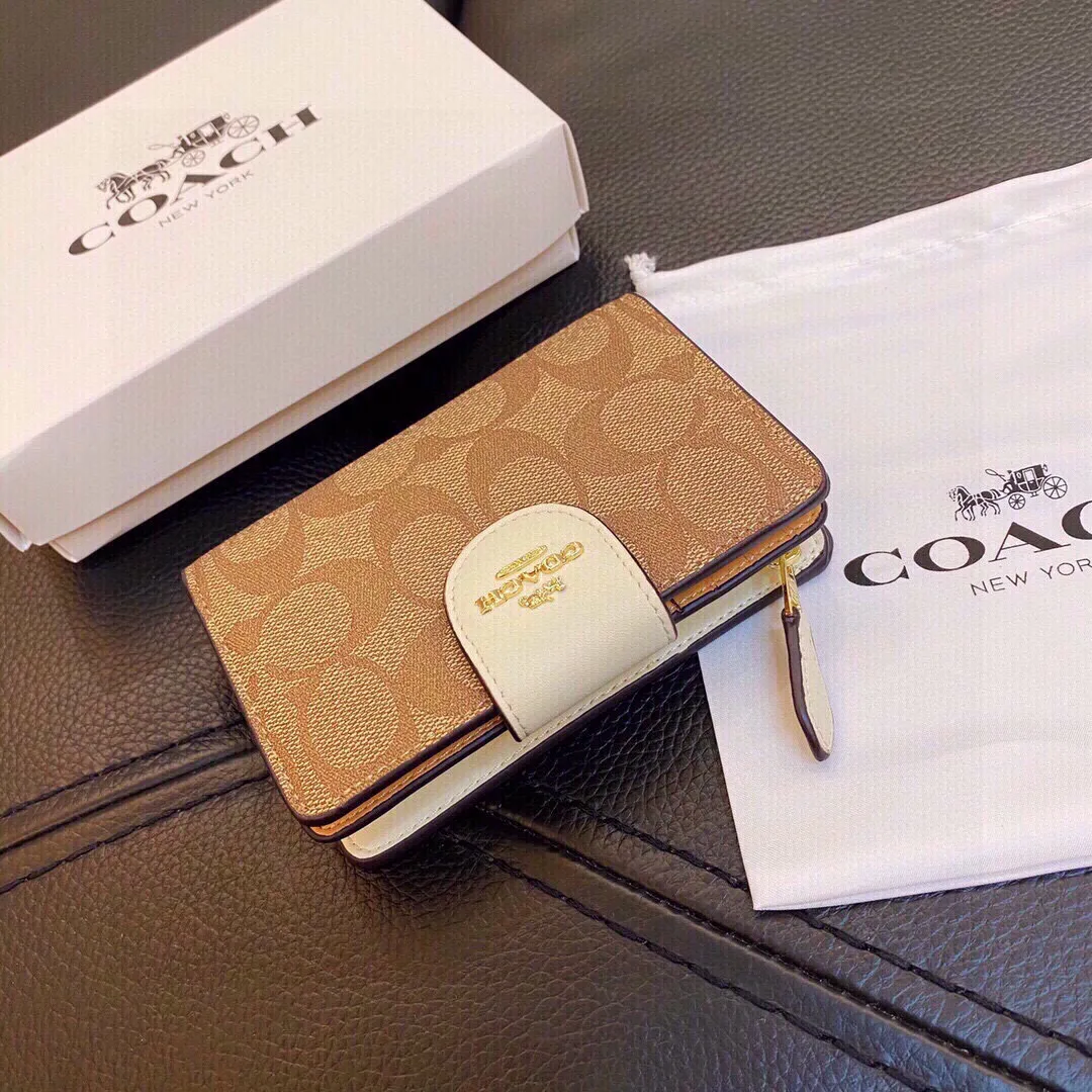 P110🎀🎀颜色 配色🎀尺寸 14x9🎀✨代购级别，越南制造，coach短款钱包此款钱包小巧精致可爱💓非常实用，内部多层卡位槽，可以平铺人民币 现货发售