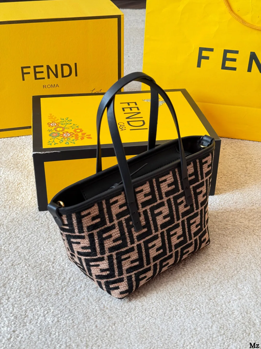 牛皮版本 p155 Fendi 老花Roll 迷你菜篮子 新款的老花 Roll迷你菜篮子,深咖色小牛皮配老花宇母 带点复古感的时尚,自带的小牛皮长肩带可以自由拆 卸,能斜挎也能手拎,容量也是杠杠的,可爱俏皮又实 用! 尺寸:18 13cm