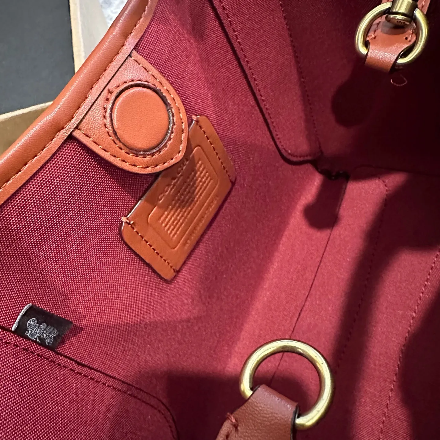 p185 礼盒包装 COACH新款NHadley美哭啦 COACH本月新款Hadley crossbody 可调节拼接肩带设计可腋下可斜挎 麂皮材质氛围感一整个电 真的不要太美 尺寸 23×25