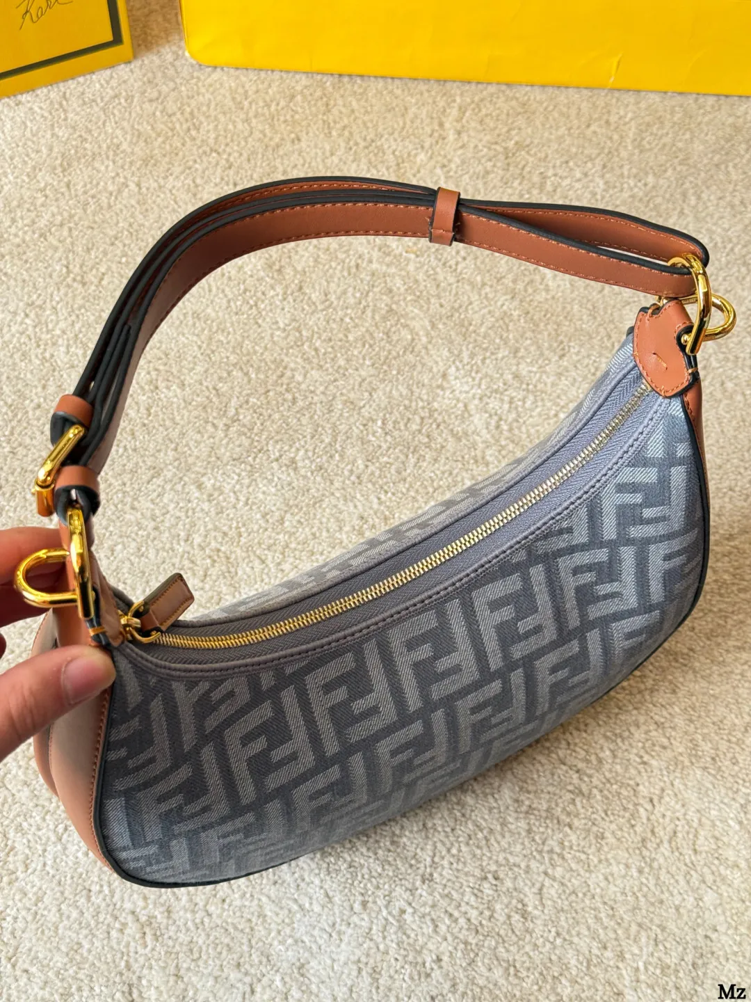 原版布p175 Fendi 2025 Fendigraphy半月 包J @FENDI 2022春夏季全新Fendigraphy手袋的来 咯! !圖期待已久~秀上就相中了这款回回画 猛的一看像饺子乍一看又像月牙。) hhh~ ◆这一系列包 以圆润流畅的半月包为基础▼ 包底装饰大号「FENDI」 金属徽标作为点缀+ 展现Fendi独到利落现代美学，属于越看越耐看型间推出拼接皮革、纯色小牛皮等不同款式，配有可调节手柄设计，可手提或作为腋下包背携1 ◆同系列还有更小只的手腕包，别有一番风味(图2)人人都能拍出时尚大片@回@@ 主要是抵挡不住马卡龙色系的诱惑 太春天、太阳光章、太治愈了通感 凹造型神器，张张是大片酒酒道 全新尺寸NEW ( 价格也很美丽国) 手腕包Size: 中号 30 16cm