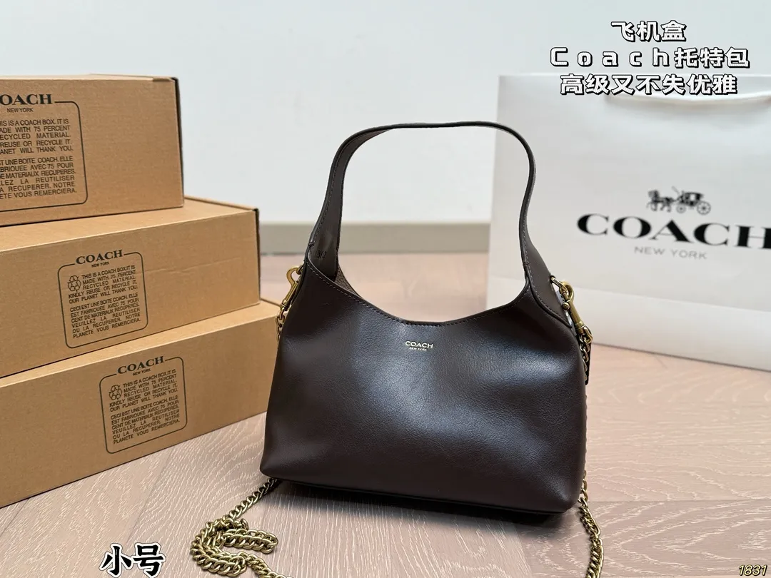 &yen;210/&yen;180/&yen;170飞机盒 蔻驰Coach托特包 颜色搭配很有复古的感觉 高级又不失优雅 超有氛围感 通勤 休闲 约会通通可搭 尺寸：38 32/27 21/22 13