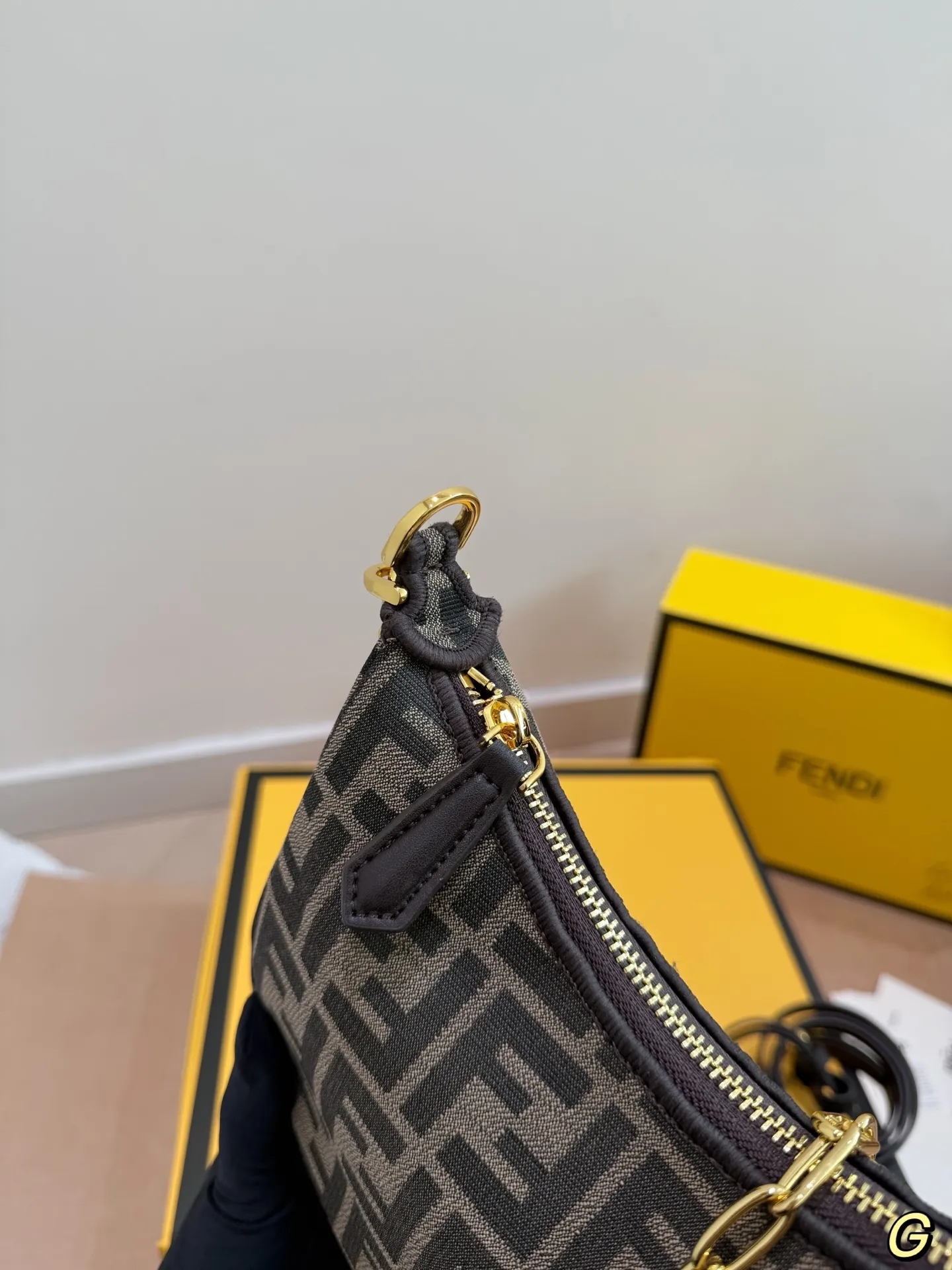 P210 Fendi 芬迪月牙包 ff logo来喽[飞吻R] 百搭不过时，超级出片的款[萌萌哒R] 老花真的爱不释手，出游出片必备 尺寸21.14 配礼盒🎁