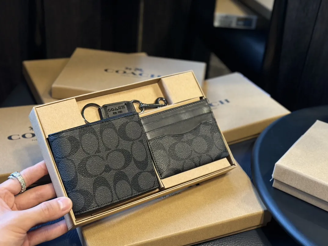 福利🐆p70 礼盒包装 Coach 高级男士钱包超级礼盒 钱夹+卡包+钥匙扣 男士钱包我一直喜欢的就是 Coach,因为它的辨识度高而且做工值得信任。而且设计简约,真皮抗磨耐用,送朋友、男友 首选