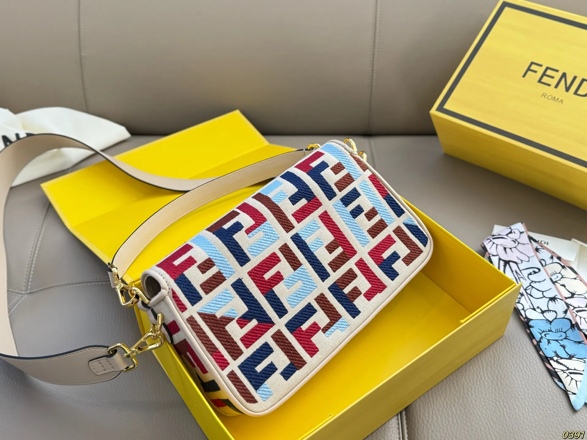 &yen;175/&yen;165折叠盒 芬迪FENDI 法棍包 拿到手里才能感觉到它的魅力 经典百搭优雅大气 这份质感 小仙女们值得拥有 尺寸26 15/20 11