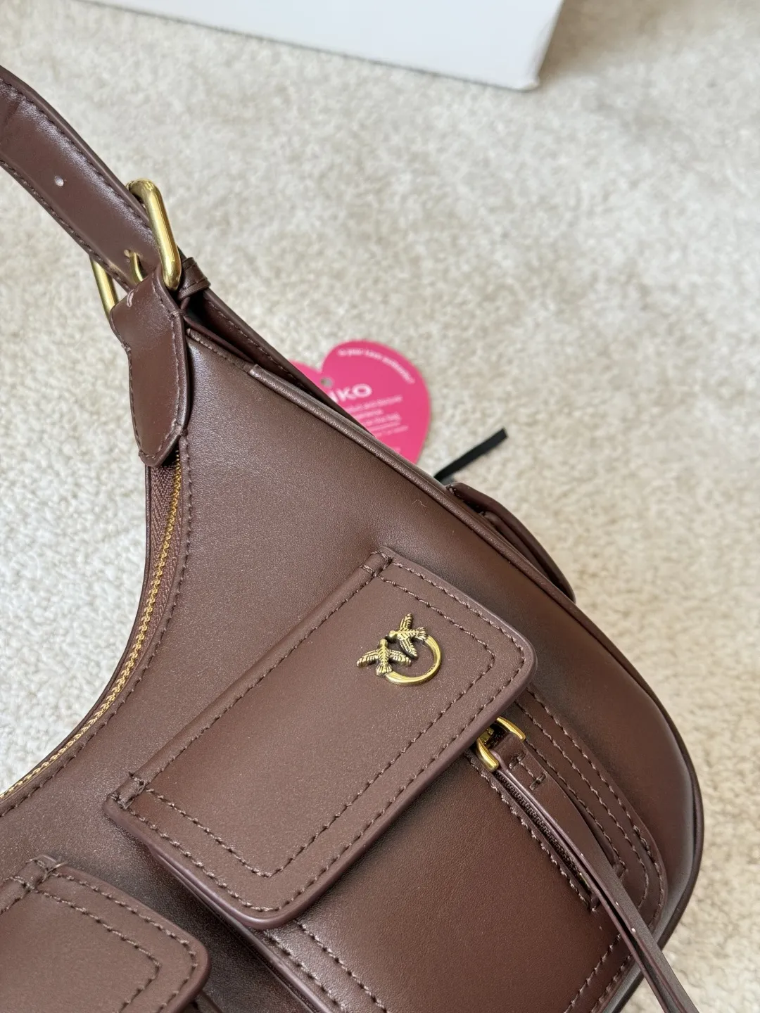 复刻版 p205 PINKO 燕子 多口袋机车包 PINKO这款多口袋机车包,黑色皮革+金色五金,简约又有细节感。正面双拉链口袋,收纳方便,中央飞鸟 Logo超有辨识度!弧形包身+顶部提手,肩带可调节,手提斜挎都OK~尺寸适中,通勤休闲都能用,实用又时髦,机车风女孩必入! 尺寸 28 18cm