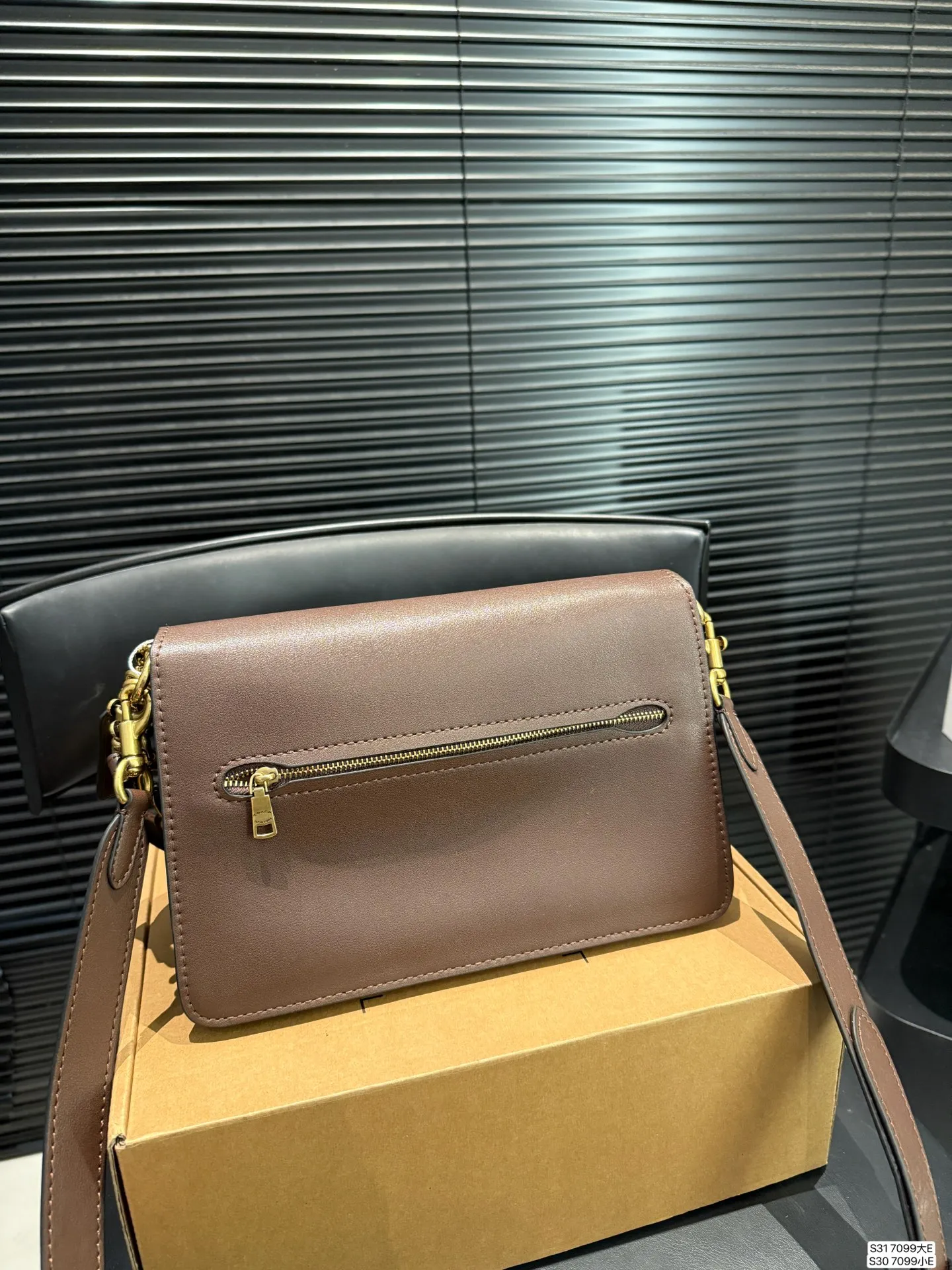 大号P205 小号P200 配盒子 蔻驰腋下 Coach又出来搞事情啦! 又酷又飒又实用!!! Coach上新的Chain Tabby包身挺实有型，兼具Soft tabby的皮质柔韧触感!三条肩带解锁多种背法，真的很难不爱吧!#尺寸：大29 22 小25.5 18 货号7099