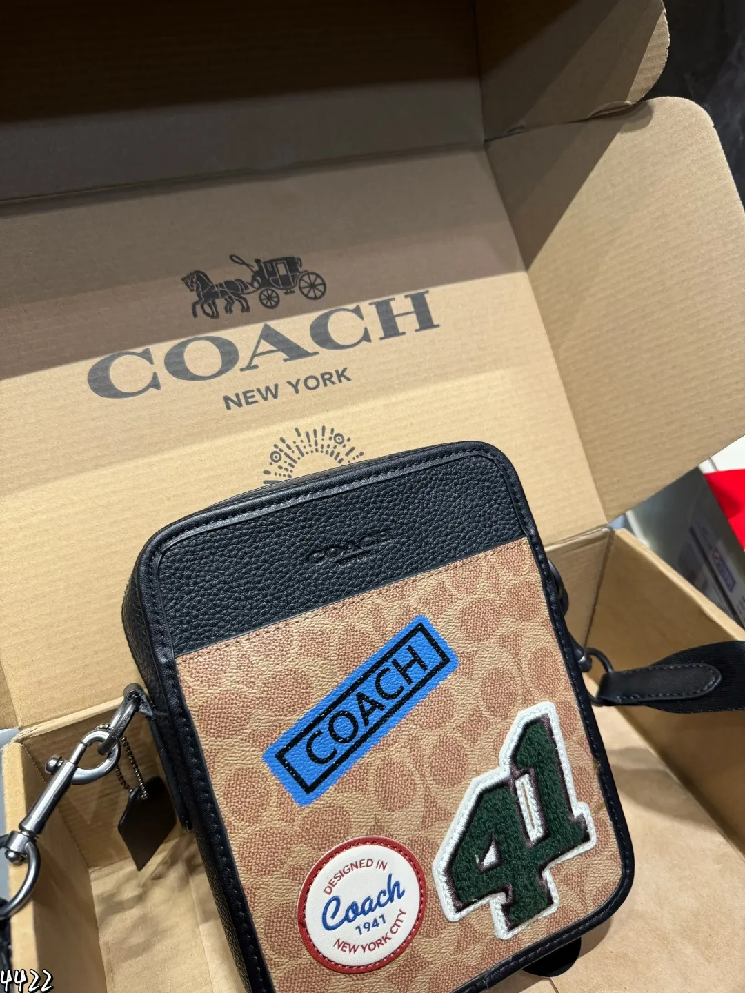 ❤️p200(礼盒包装)❤️ Coach蔻驰新品 手机包新配色 绝绝子了 蔻驰九月新品首发小手机包包 男生男士小包Track手机包斜挎包背上就是那纯纯帅气男孩 尺寸:16*6*21cm