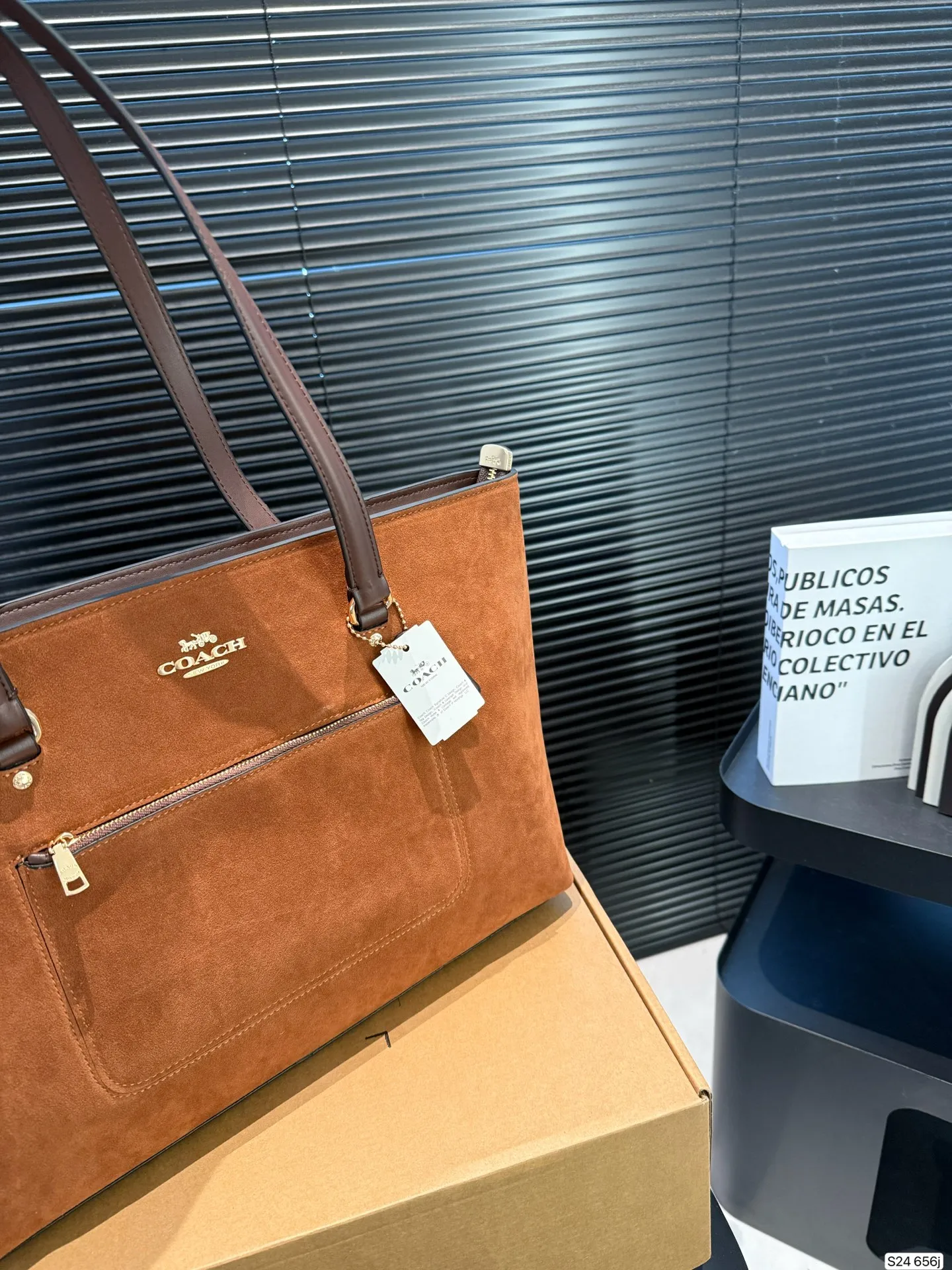 P170 配飞机盒 COACH蔻驰︳秋冬季节的Station 托特包 经典标志老花C Logo STATION 托特包 内置拉链袋／手机袋／多功能袋 顶部拉链开合，织物衬里 尺寸36 27 货号656