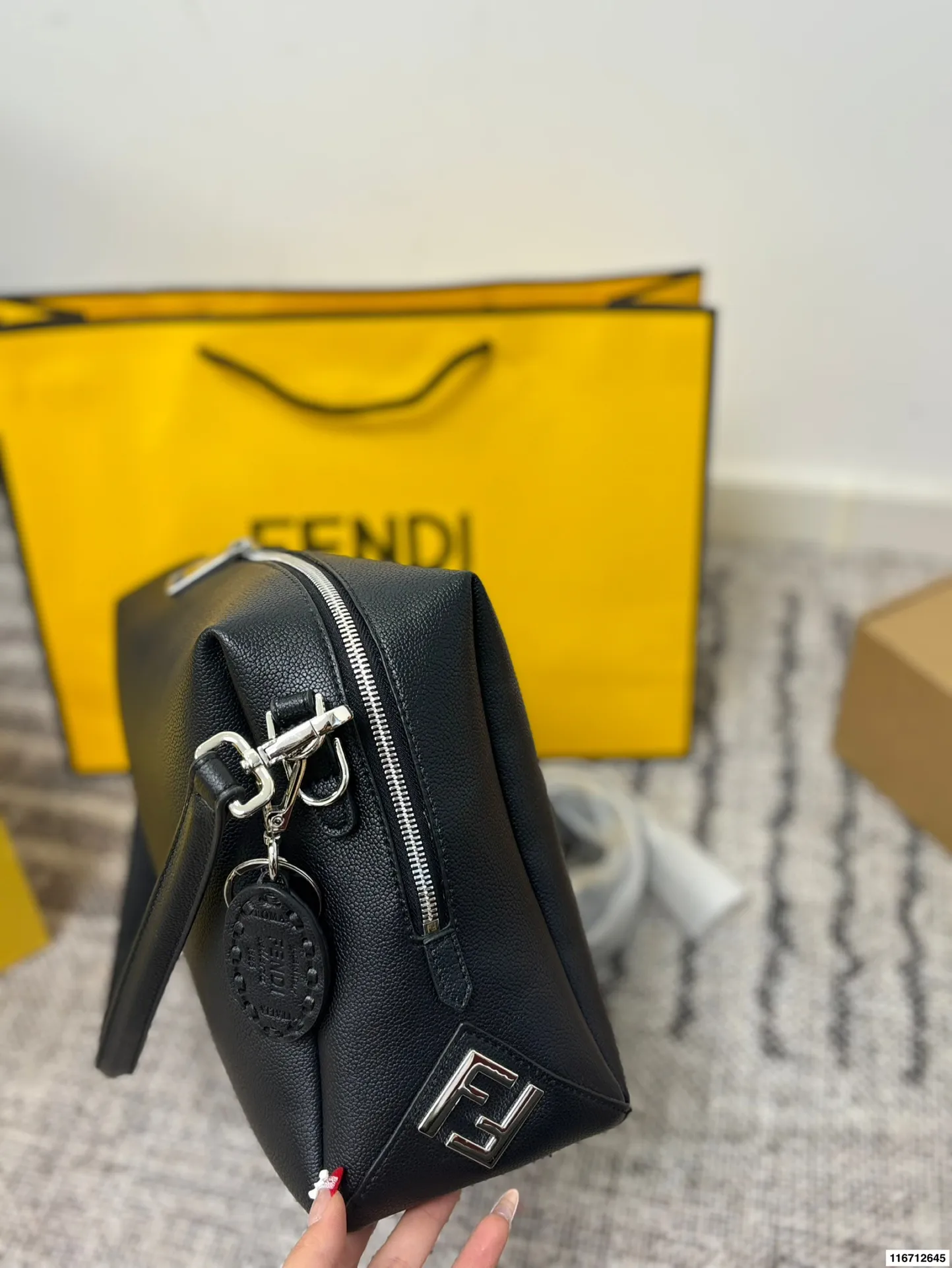 p185配礼盒 FENDI｜斜挎包💼 FENDI 斜挎包 FENDI LUI简约低调无logo 风格随你搭配赋他不同风格🎄🎄 尺寸35.21