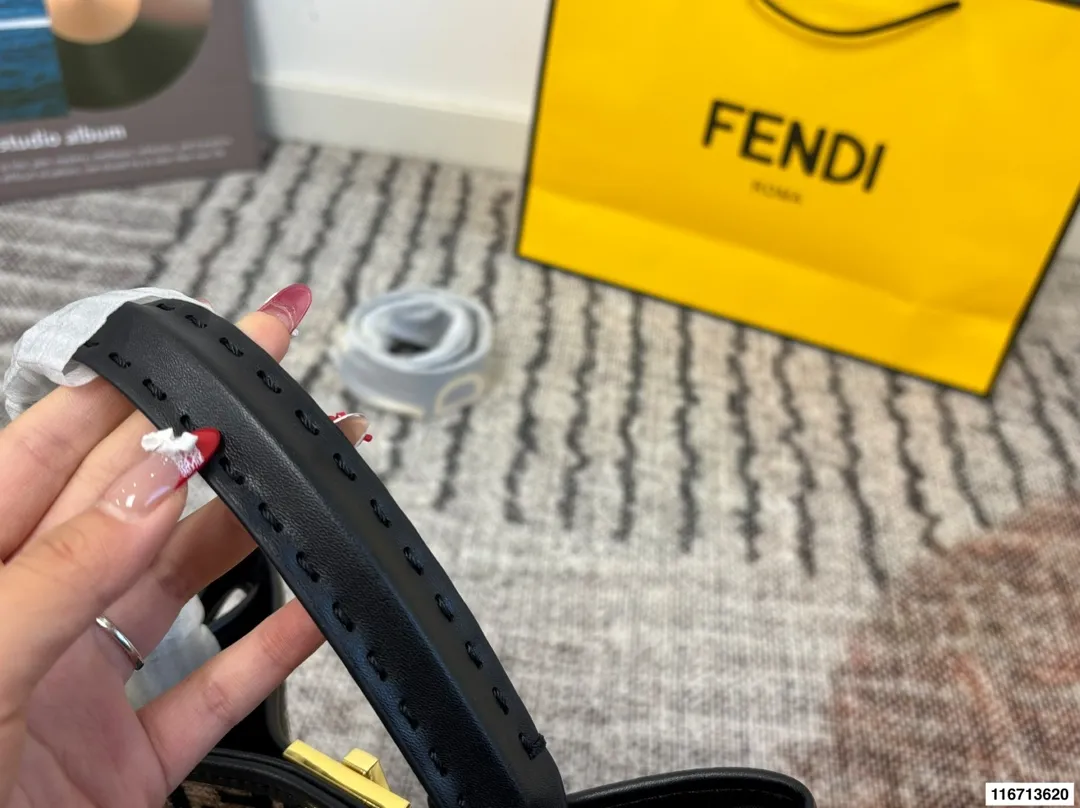 P180 芬迪手袋 明暗错落,时光流转。由KimJones打造的FENDI 重温Fendi家族的往昔回忆,演绎刚柔并蓄的时装巧思。FENDI芬迪 秋冬穿搭 尺寸29.26