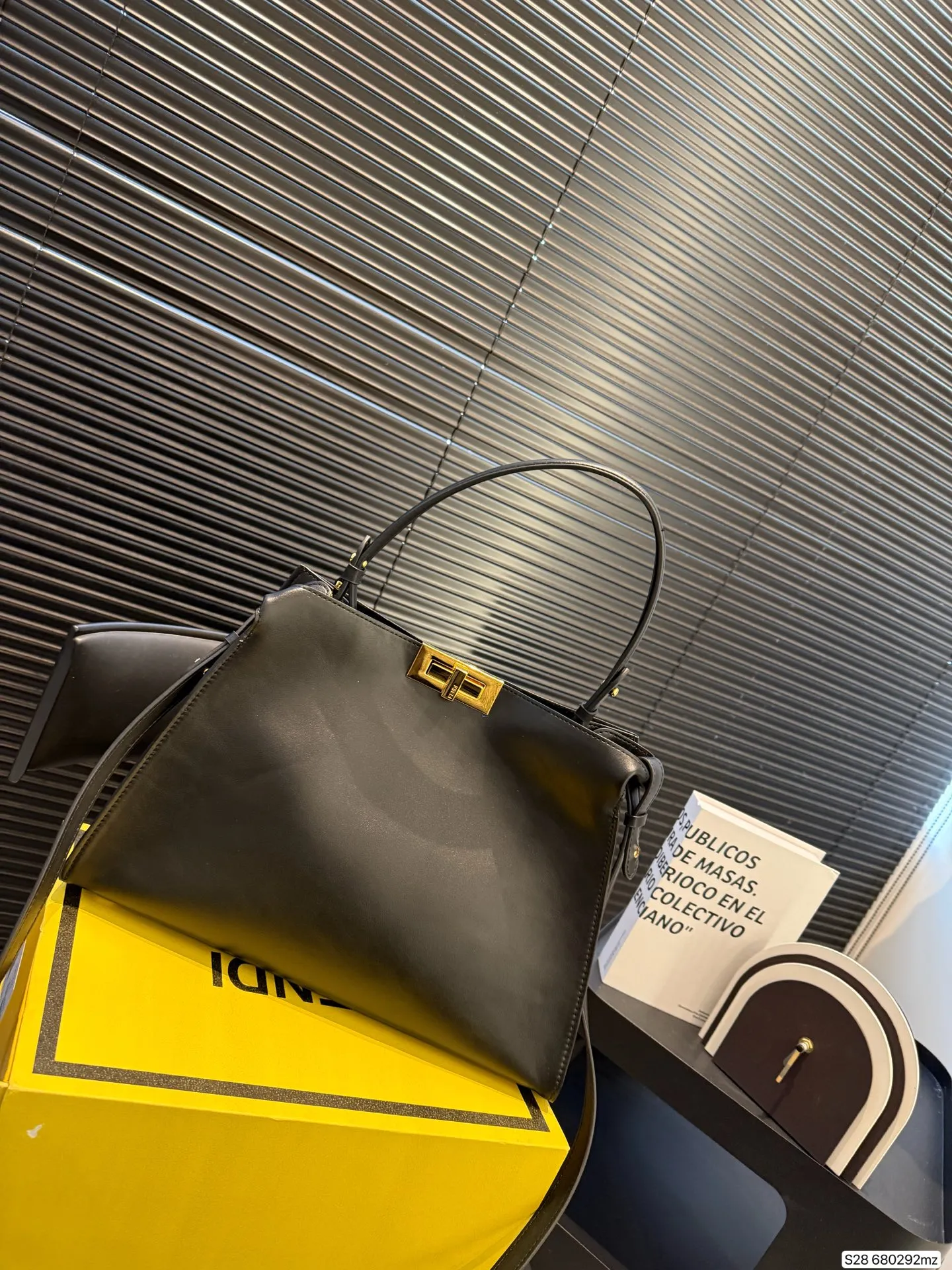 P190 配折叠盒 芬迪fendi中古手提包👜 今年芬迪家的老花也是没有消停过，从围巾到包款，都是人气爆款没错了，新品手提包融入了复古潮流，有点中古的感觉，随便手提都特别有时髦feel了长肩带，这一只你想怎么凹造型都妥妥稳住！ 尺寸35 25货号680292