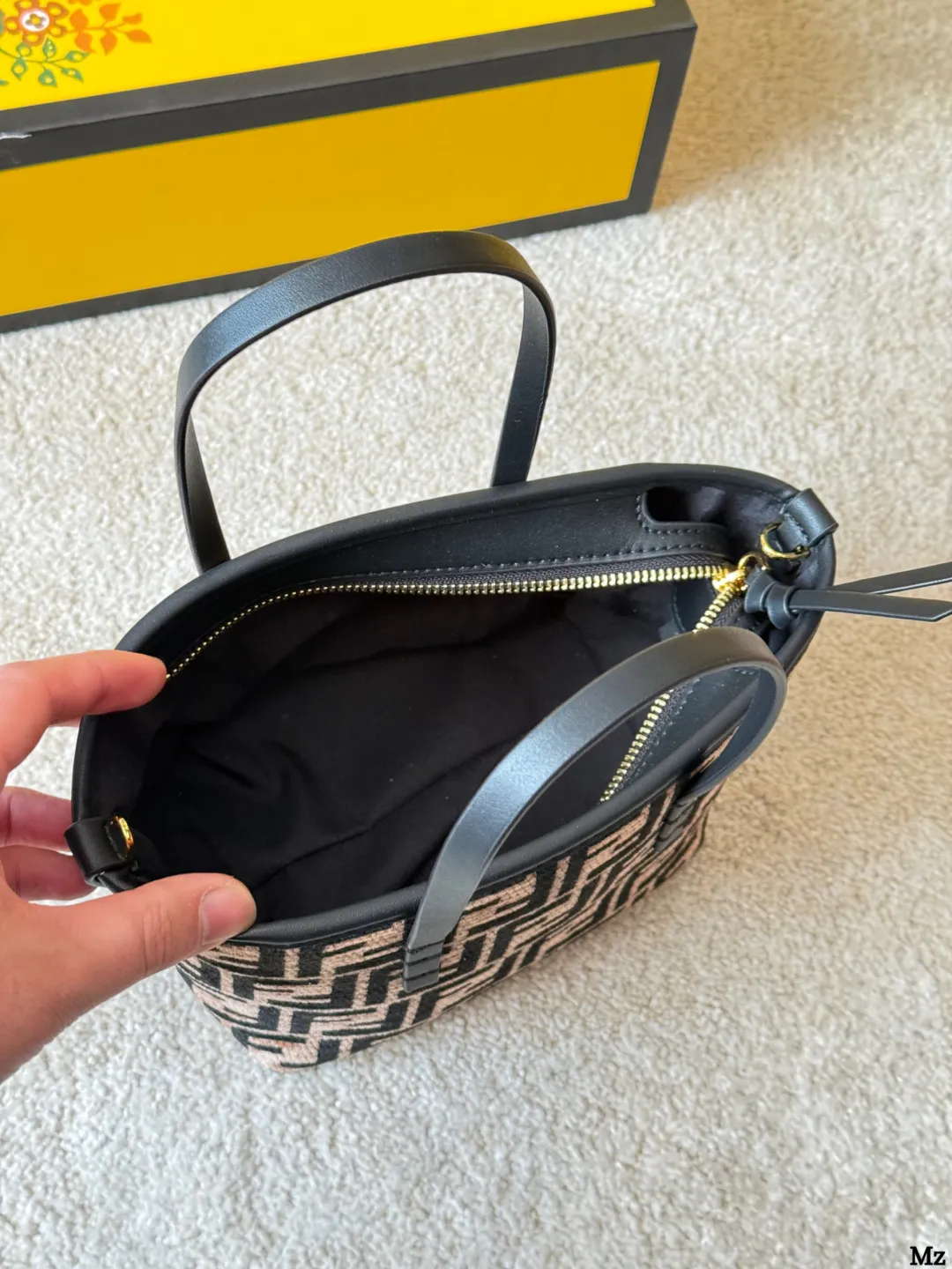 牛皮版本 p155 Fendi 老花Roll 迷你菜篮子 新款的老花 Roll迷你菜篮子，深咖色小牛皮配老花宇母 带点复古感的时尚，自带的小牛皮长肩带可以自由拆 卸，能斜挎也能手拎，容量也是杠杠的，可爱俏皮又实 用！ 尺寸：18 13cm