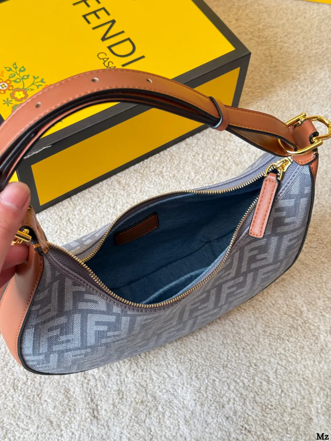 原版布p175 Fendi 2025 Fendigraphy半月 包J @FENDI 2022春夏季全新Fendigraphy手袋的来 咯! !圖期待已久~秀上就相中了这款回回画 猛的一看像饺子乍一看又像月牙。) hhh~ ◆这一系列包 以圆润流畅的半月包为基础▼ 包底装饰大号「FENDI」 金属徽标作为点缀+ 展现Fendi独到利落现代美学,属于越看越耐看型间推出拼接皮革、纯色小牛皮等不同款式,配有可调节手柄设计,可手提或作为腋下包背携1 ◆同系列还有更小只的手腕包,别有一番风味(图2)人人都能拍出时尚大片@回@@ 主要是抵挡不住马卡龙色系的诱惑 太春天、太阳光章、太治愈了通感 凹造型神器,张张是大片酒酒道 全新尺寸NEW ( 价格也很美丽国) 手腕包Size: 中号 30 16cm