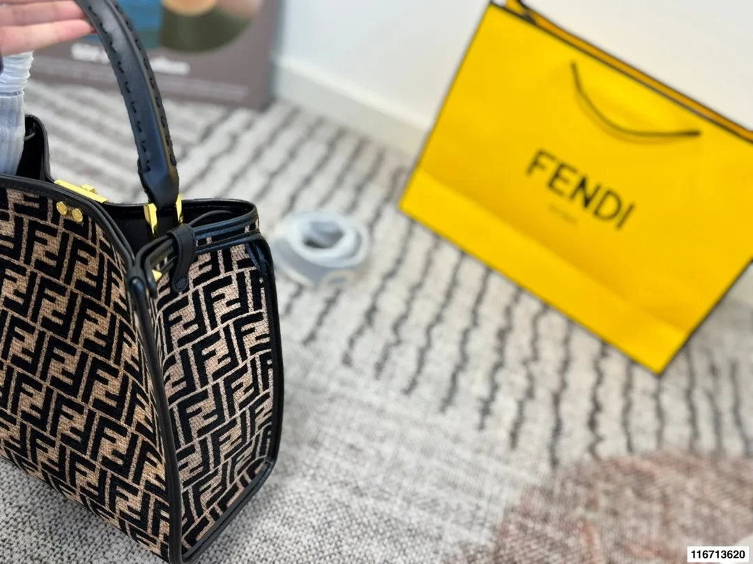 P180 芬迪手袋 明暗错落，时光流转。由KimJones打造的FENDI 重温Fendi家族的往昔回忆，演绎刚柔并蓄的时装巧思。FENDI芬迪 秋冬穿搭 尺寸29.26