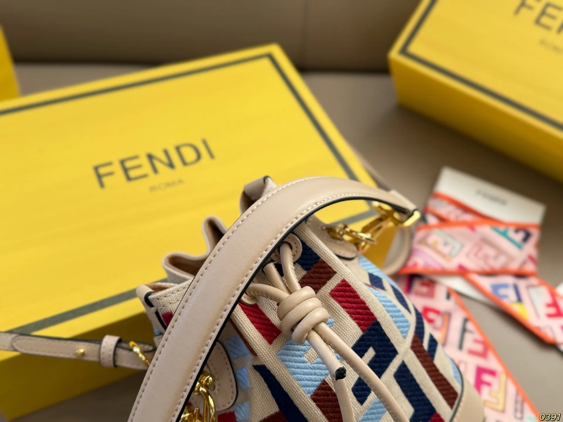 &yen;170折叠盒 芬迪FENDI水桶包 可可爱爱 小巧玲珑 优雅精致 仙女必备款 尺寸13 18