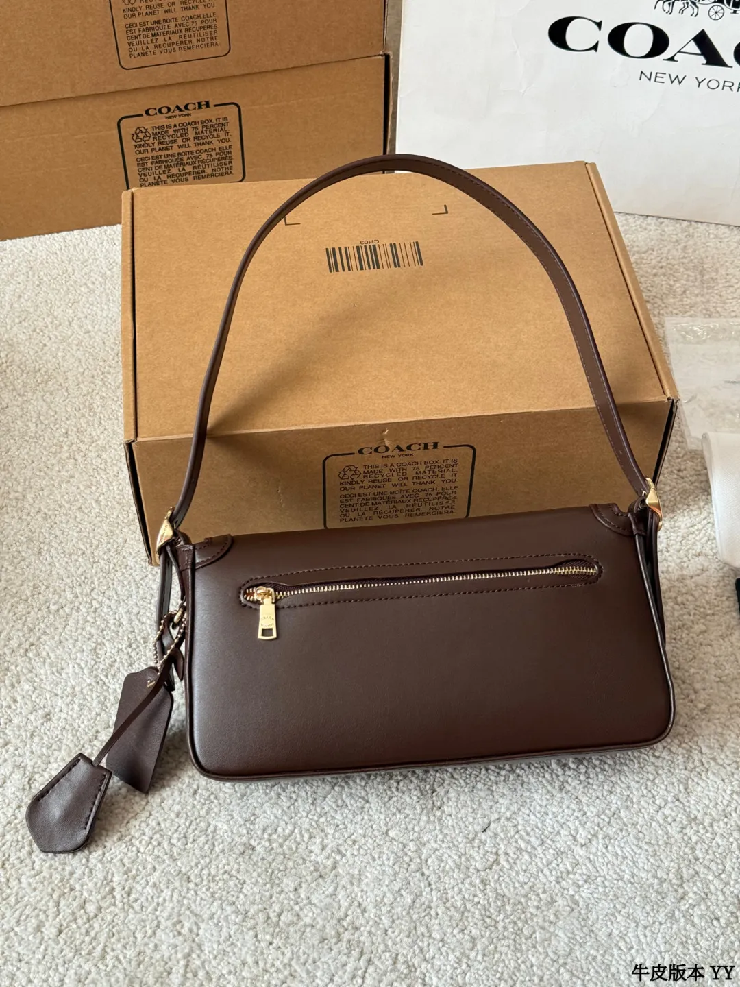 牛皮版本 p195 Coach E tta小号腋下包 tCoach Etta小号腋下包，选用全皮牛皮，栗红色调超复古，金属扣件点缀细节感满满 轻巧便携，肩带可调节，支持手提、单肩、斜挎多种背法，通勤约会都很适合！内部空间合理，手机、化妆品轻松收纳国皇。经典设计+百搭属性，秋冬大衣毛衣必备，优雅气质直接拉满 尺寸约24x14cm