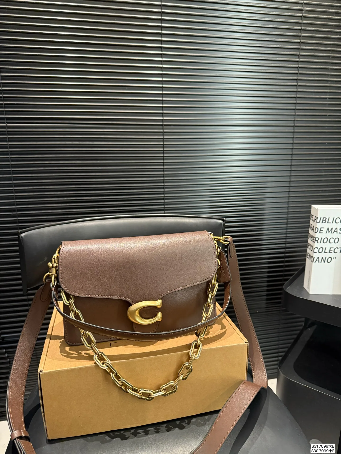 大号P205 小号P200 配盒子 蔻驰腋下 Coach又出来搞事情啦! 又酷又飒又实用!!! Coach上新的Chain Tabby包身挺实有型,兼具Soft tabby的皮质柔韧触感!三条肩带解锁多种背法,真的很难不爱吧!#尺寸:大29 22 小25.5 18 货号7099