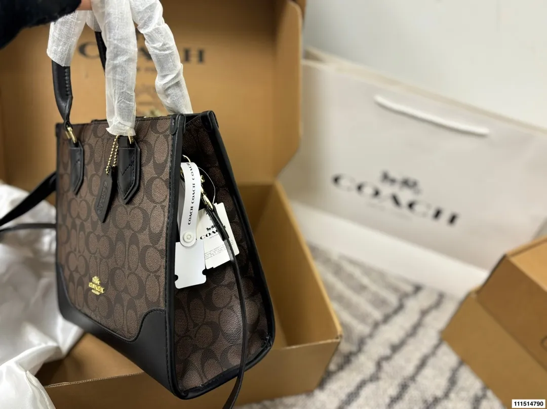 P190配飞机盒⚠️尺寸26.5*25 COACH 蔻驰 拼皮托特包 经典老花PVC帆布＋牛皮拼接，耐用易清洁又时髦。 容量超大，手机、化妆品、iad都能轻松装下！可拆卸肩带，手提、单肩、斜挎随心切换，通勤休闲都很百搭~拼色设计简约又有亮点，秋冬穿搭必备