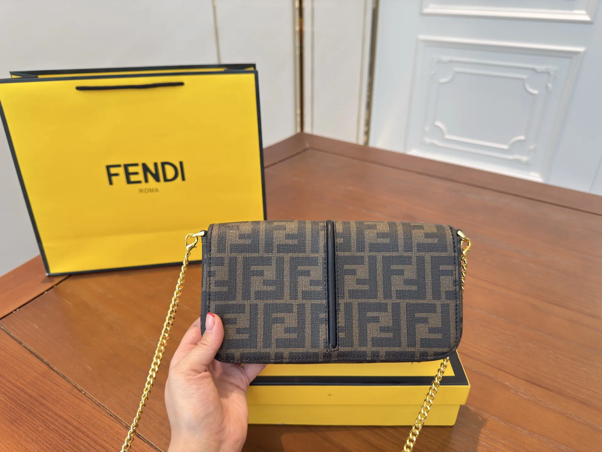 (配礼盒⚠️)p150 Fendi芬迪链条包 到手很惊艳的一款。兼具时髦和实用性 包身硬挺,装很多东西也不会像法棍- -样变形自带拉链,也没有丢东西的烦恼 小众款价位也很合适, 喜欢芬迪FENDI的姐妹不妨看看这款 尺寸:21 12