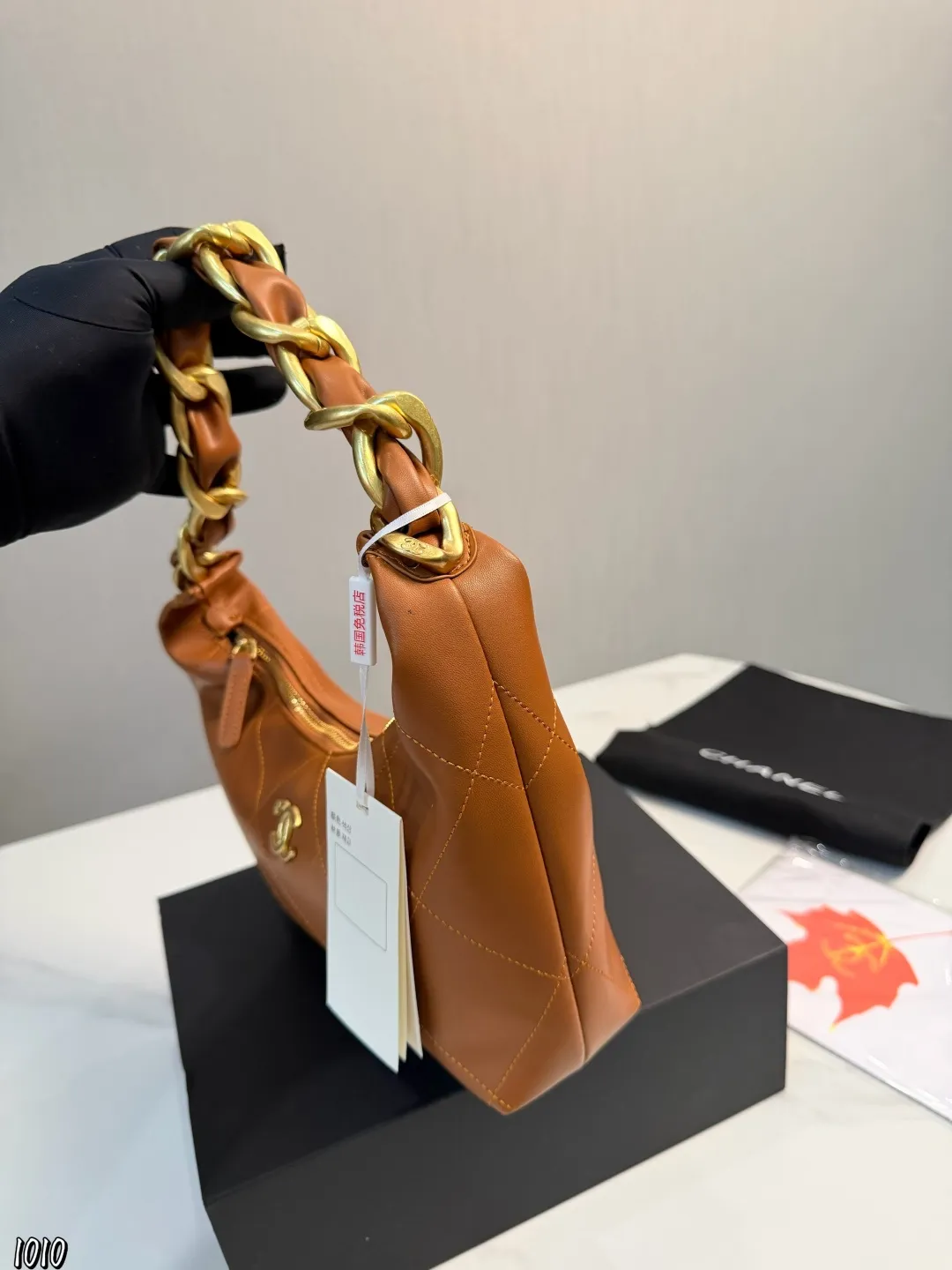 ❤️p150❤️ 香奈儿25K黑金Hobo包香奈儿25K黑金Hobo包，亮面小牛皮＋经典大菱格纹，复古金色粗链条超有质感艹。 24x28x8cm24x28x8cm，容量大，通勤日常都 OK！做|日皮料+柔软包型，随性又高级，黑金配色百搭不挑衣服，轻松提升穿搭气场山。拉链开合更安全，实用又时髦，是香奈儿热门款！