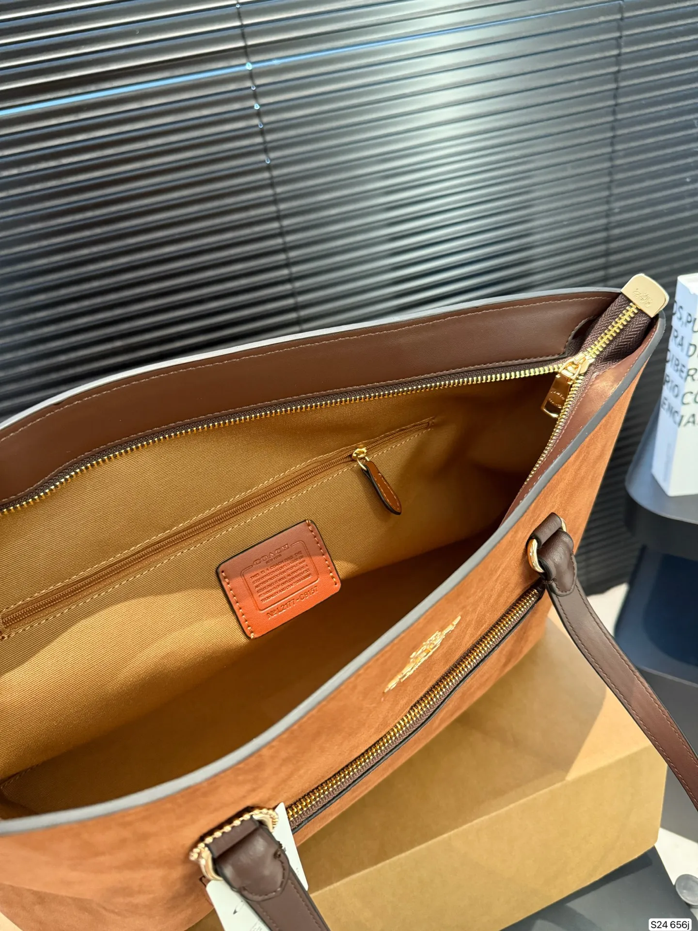 P170 配飞机盒 COACH蔻驰︳秋冬季节的Station 托特包 经典标志老花C Logo STATION 托特包 内置拉链袋／手机袋／多功能袋 顶部拉链开合，织物衬里 尺寸36 27 货号656