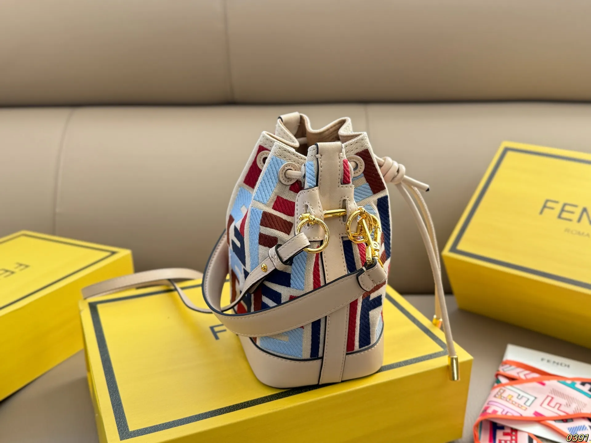 ¥170折叠盒 芬迪FENDI水桶包 可可爱爱 小巧玲珑 优雅精致 仙女必备款 尺寸13 18