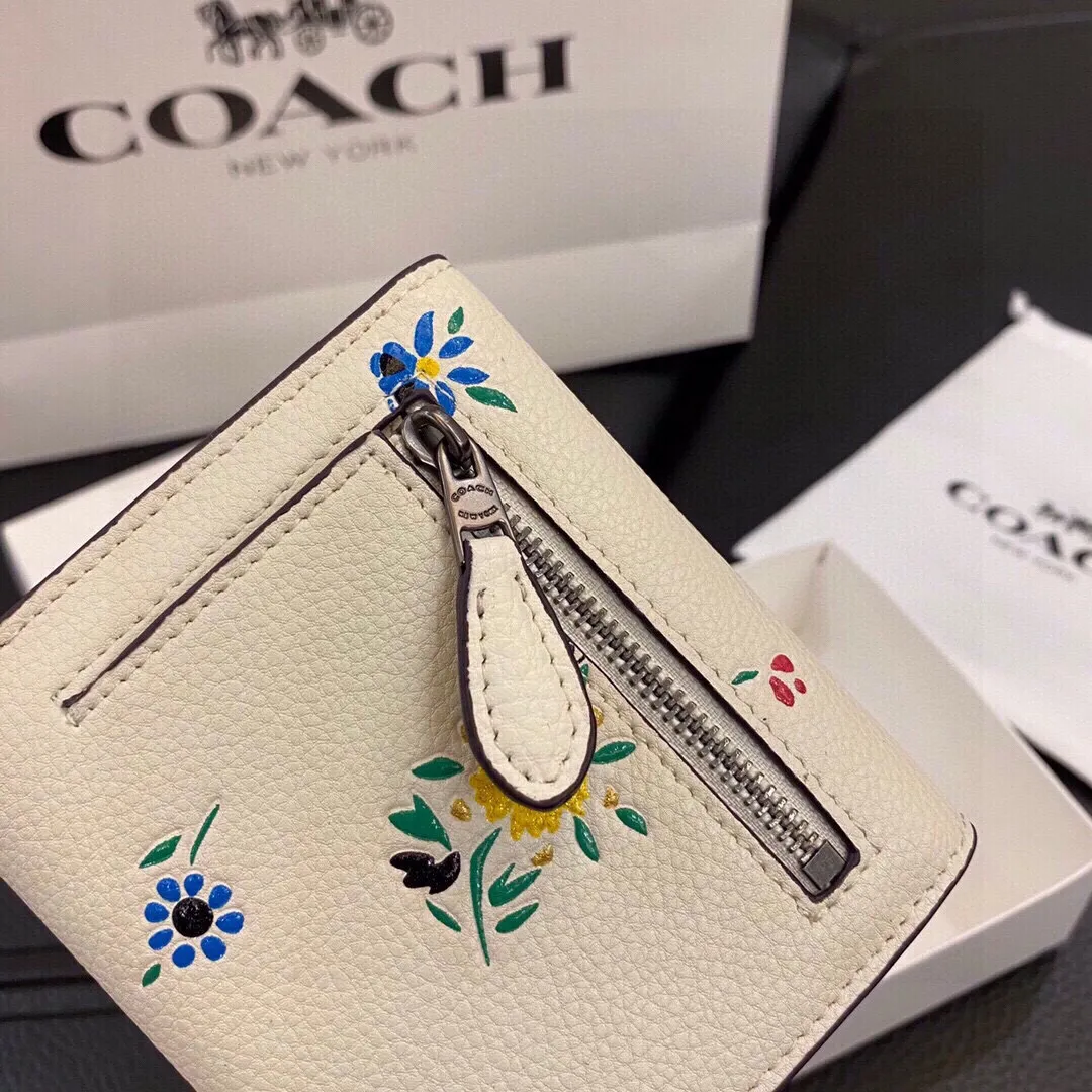 P105🎀🎀颜色 黑🎀尺寸 11x10🎀蔻驰专柜爆款👍原版牛皮三折短款钱包🔥精美设计手感一流美妞必备实物超级美🆕❤️