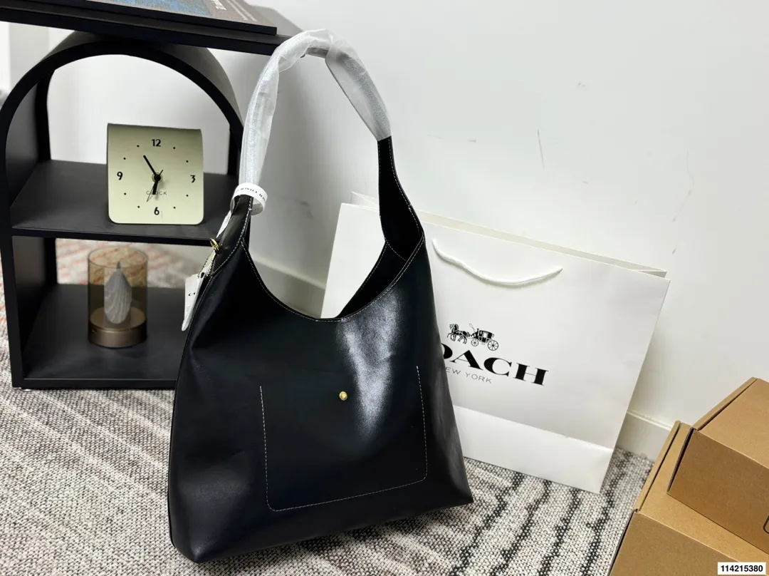 p150 礼盒包装 尺寸34.25/28.21/23.14 蔻驰 Coach 来活啦10月新款 Brooklyn28 Coach新品10月新品,复古潮流风再度来袭 1.肩带可调节长度,足够的腋下肩带,轻松打造腋下包型。 2.轻盈的黄铜配件点缀,尽显低调优雅。 真皮包边,高品质高手艺。 包型轻巧,容量超级可。 通勤,日常都可。简约线条,复古风潮。姐妹们快来get起来吧